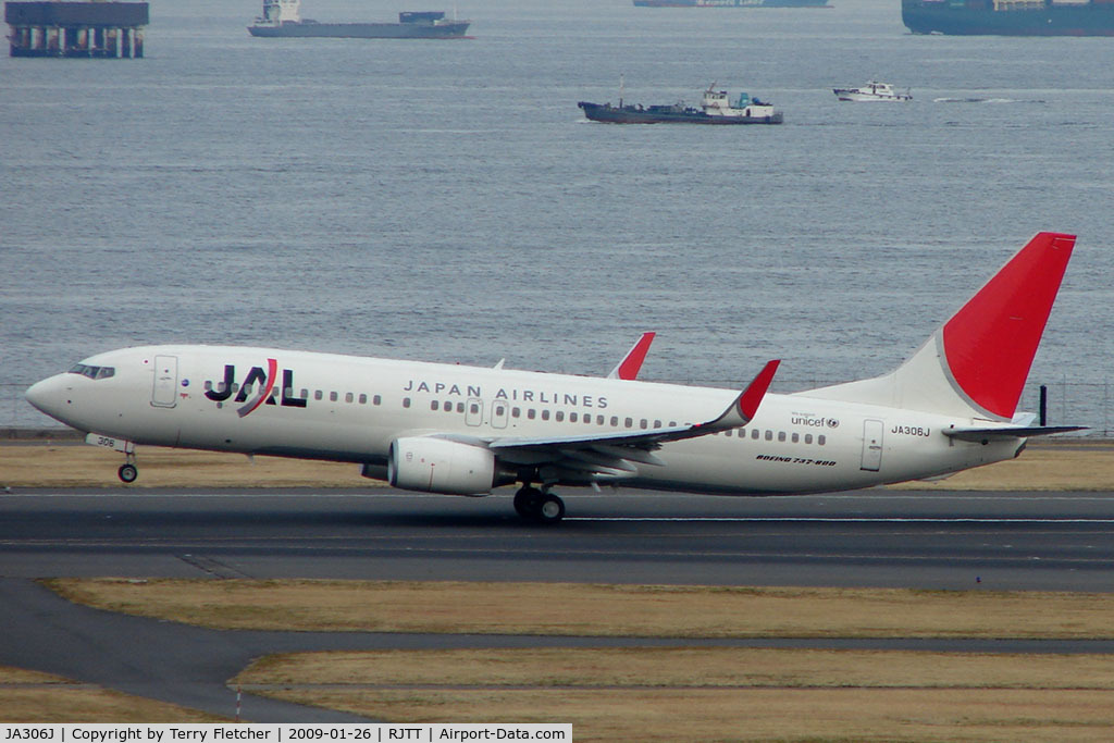 JA306J, 2007 Boeing 737-846 C/N 35335, JAL B737 lifts off from Haneda
