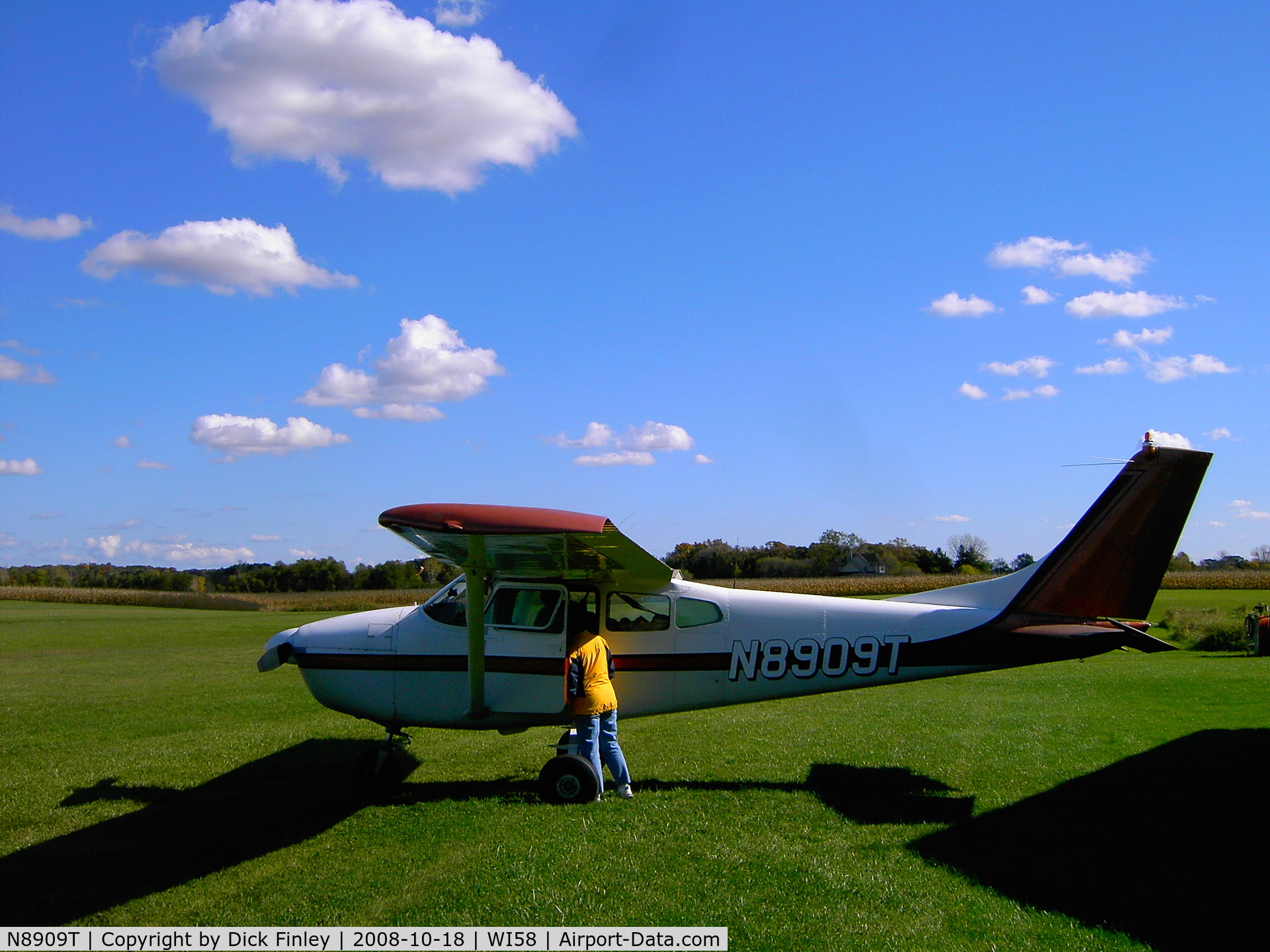 N8909T, 1960 Cessna 182C Skylane C/N 52809, Leaving WI58 for KNFL