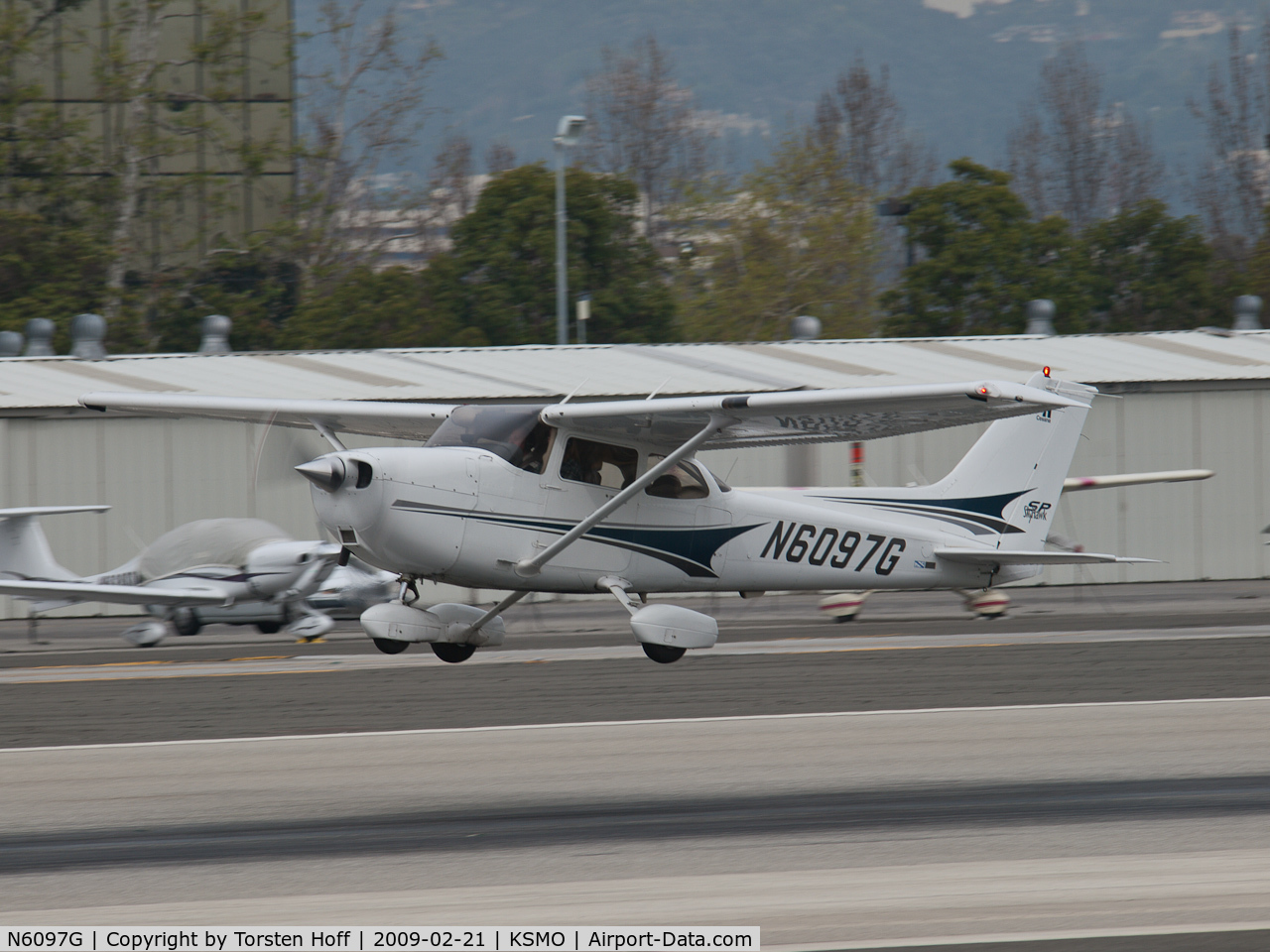 N6097G, 2004 Cessna 172S C/N 172S9673, N6097G departing from RWY 21