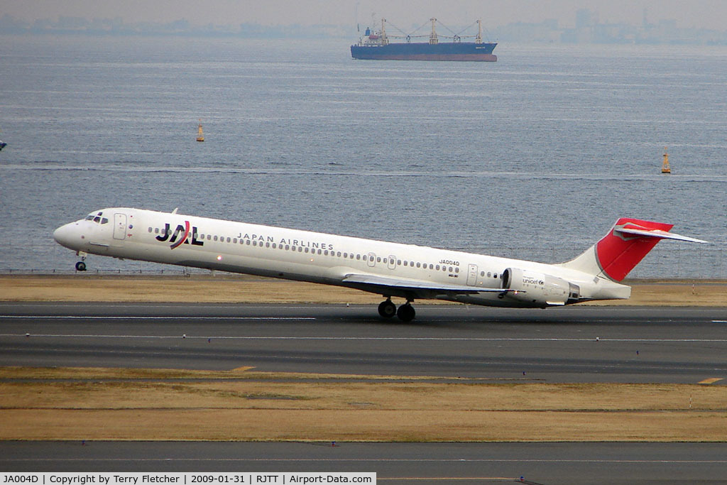 JA004D, 1997 McDonnell Douglas MD-90-30 C/N 53558, JAL MD90 lifts off from Haneda