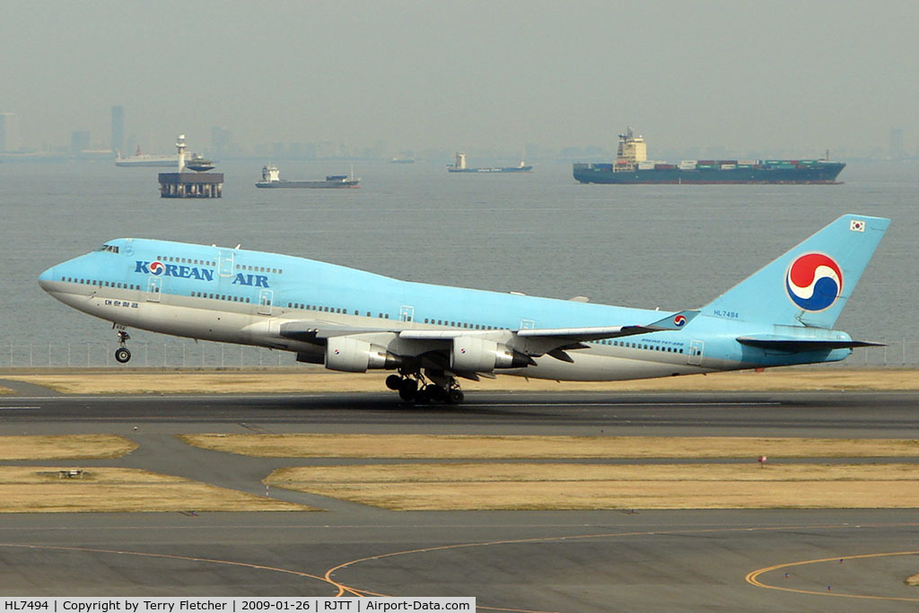 HL7494, Boeing 747-4B5 C/N 27662, Korean B747 lifts off from Haneda
