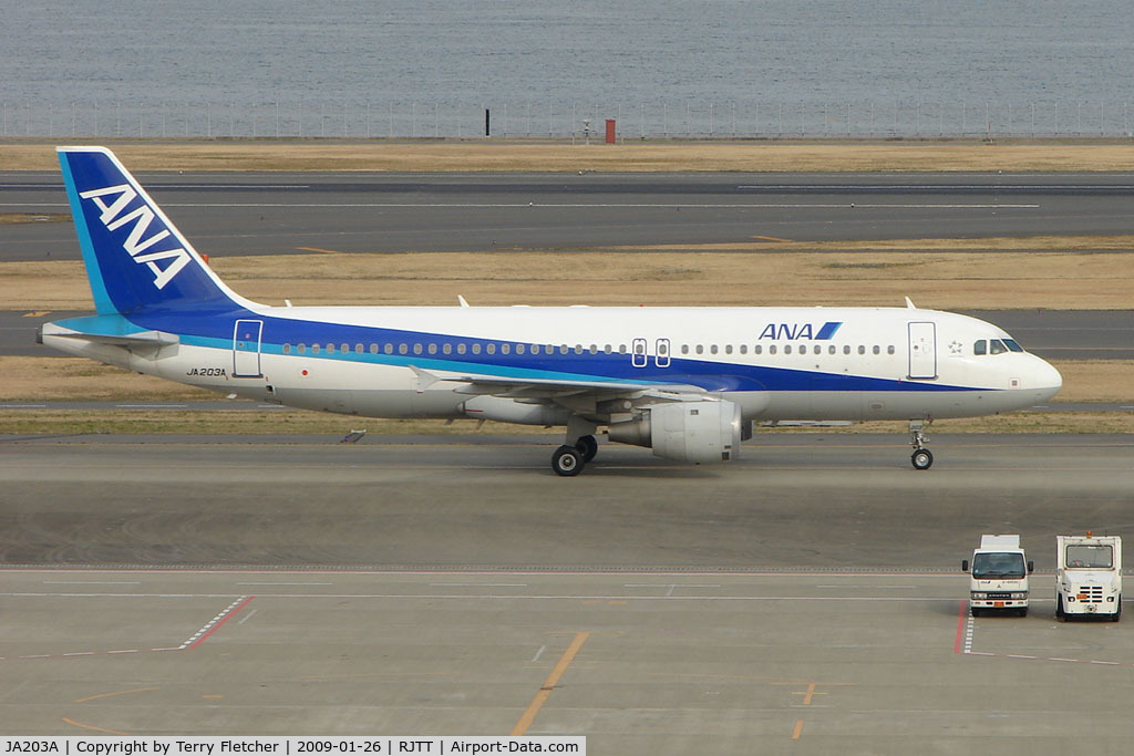 JA203A, 2003 Airbus A320-211 C/N 2061, ANA A320 at Haneda