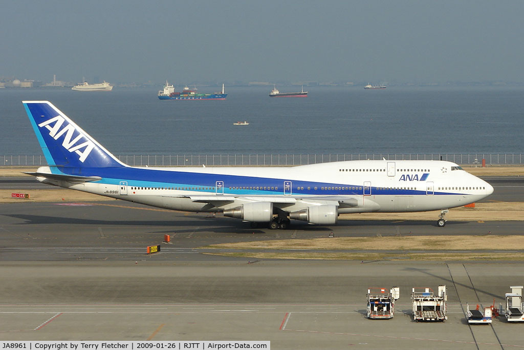 JA8961, 1993 Boeing 747-481D C/N 25644, ANA B747 taxies in at Haneda
