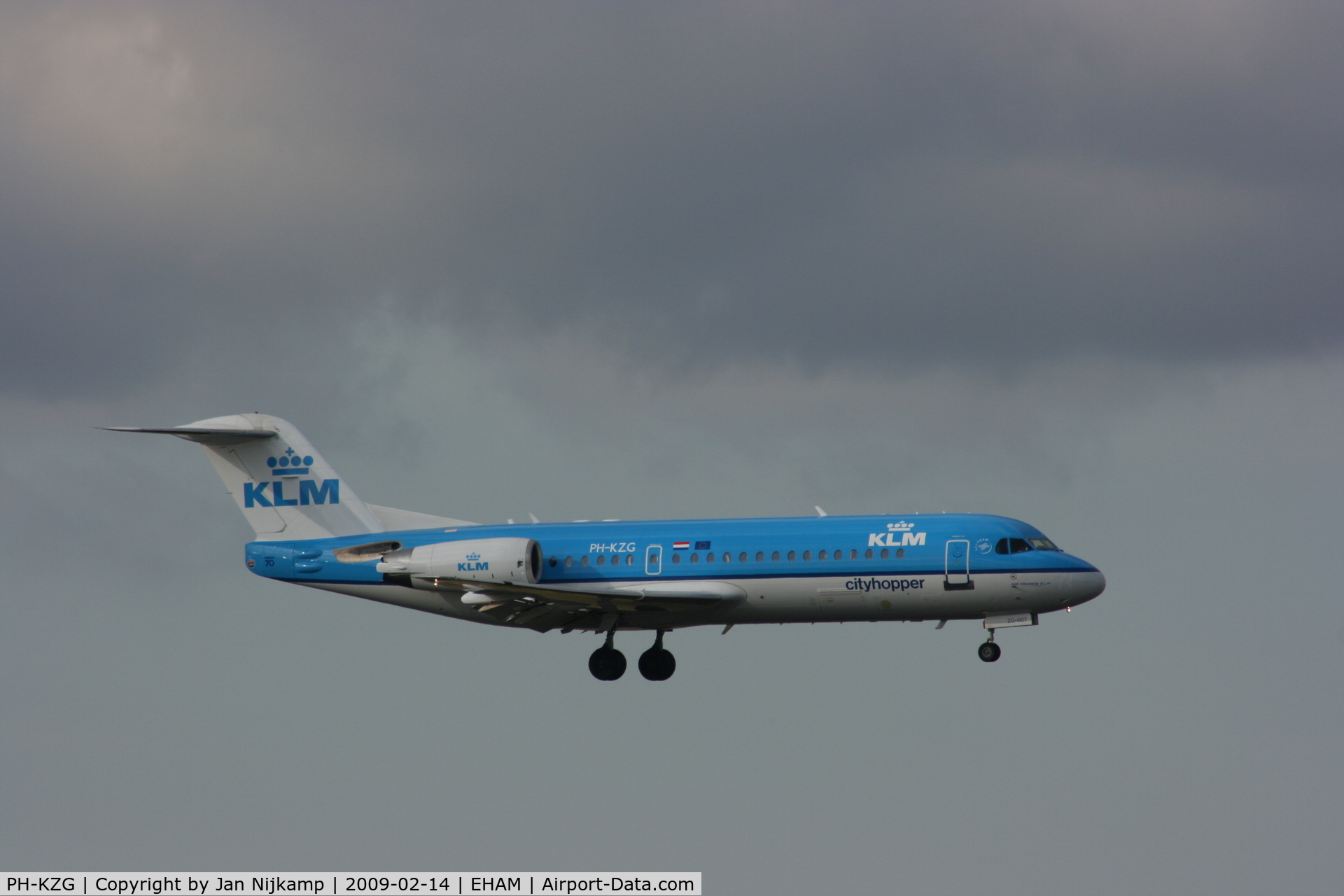 PH-KZG, 1996 Fokker 70 (F-28-0070) C/N 11578, Landing on the Kaagbaan from the south