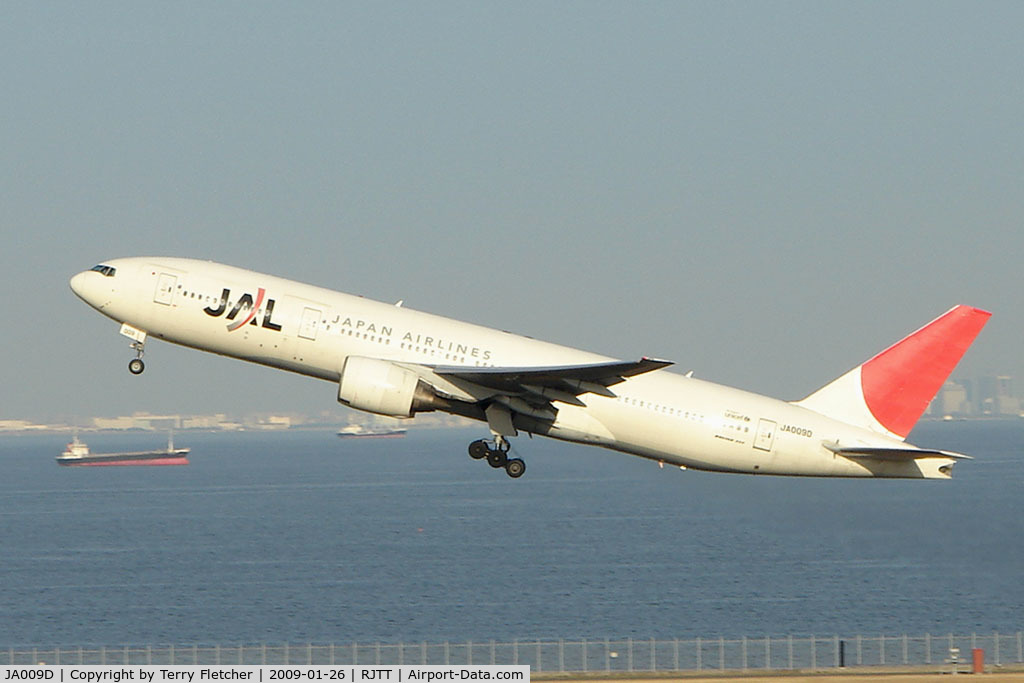 JA009D, 1998 Boeing 777-289 C/N 27641, JAL B777 climbs out of Haneda