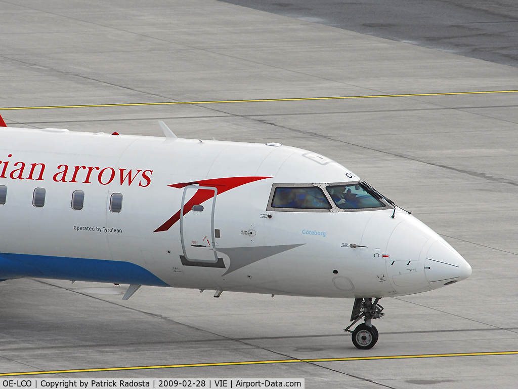 OE-LCO, 2000 Canadair CRJ-200LR (CL-600-2B19) C/N 7371, Returning from a flight - taxiing to parking position