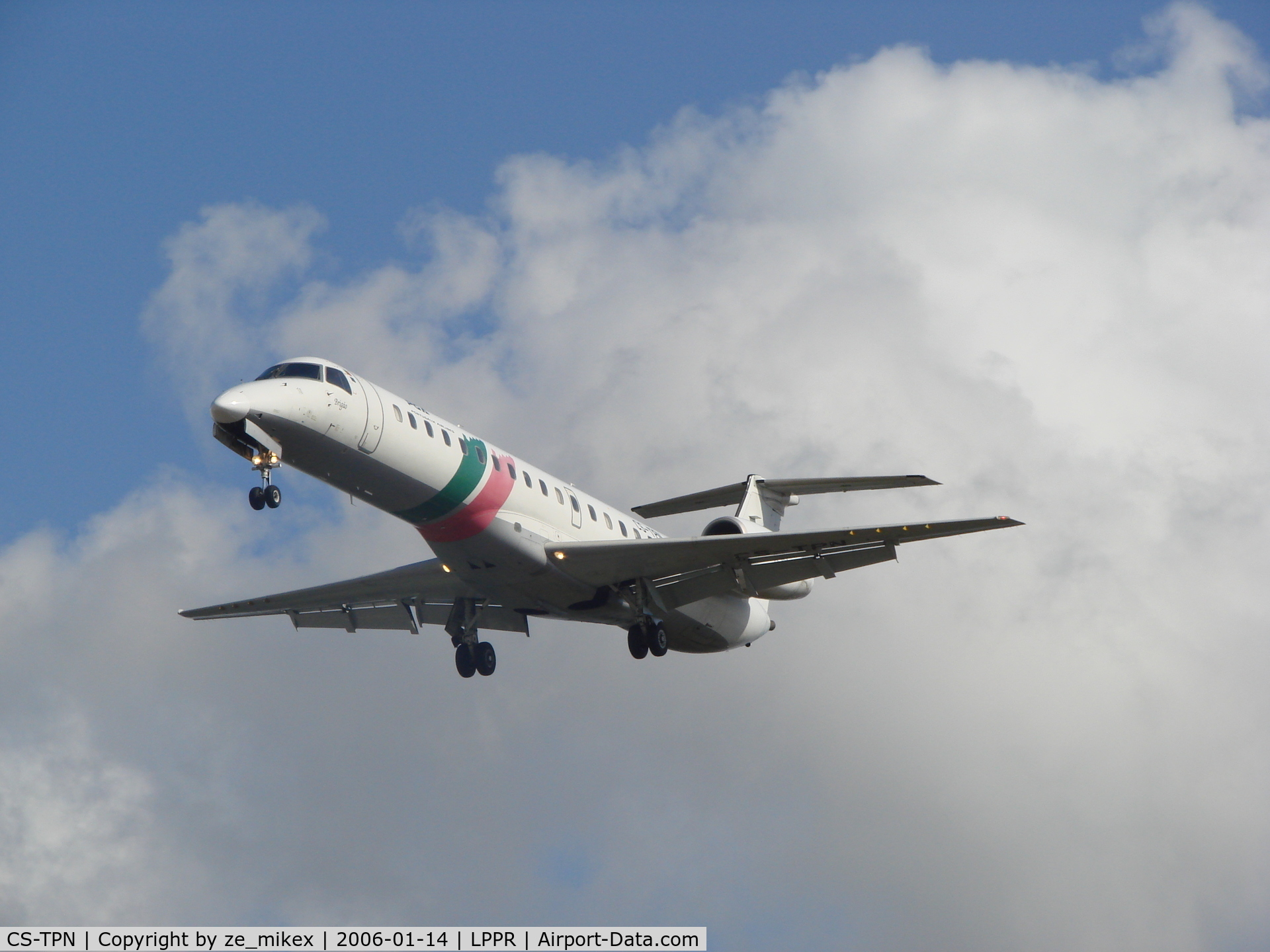 CS-TPN, 1998 Embraer EMB-145EP (ERJ-145EP) C/N 145099, Portugalia LANDING