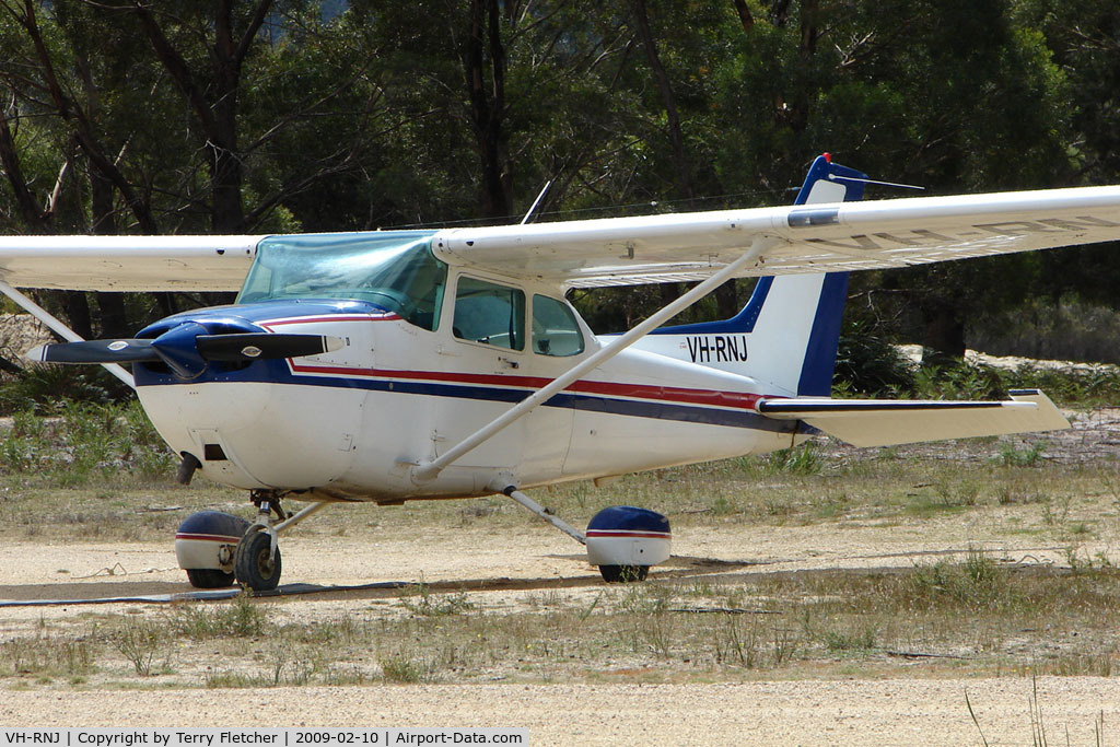 VH-RNJ, Cessna 172P C/N 17276189, Cessna 172P at Freychinet National Park air strip
