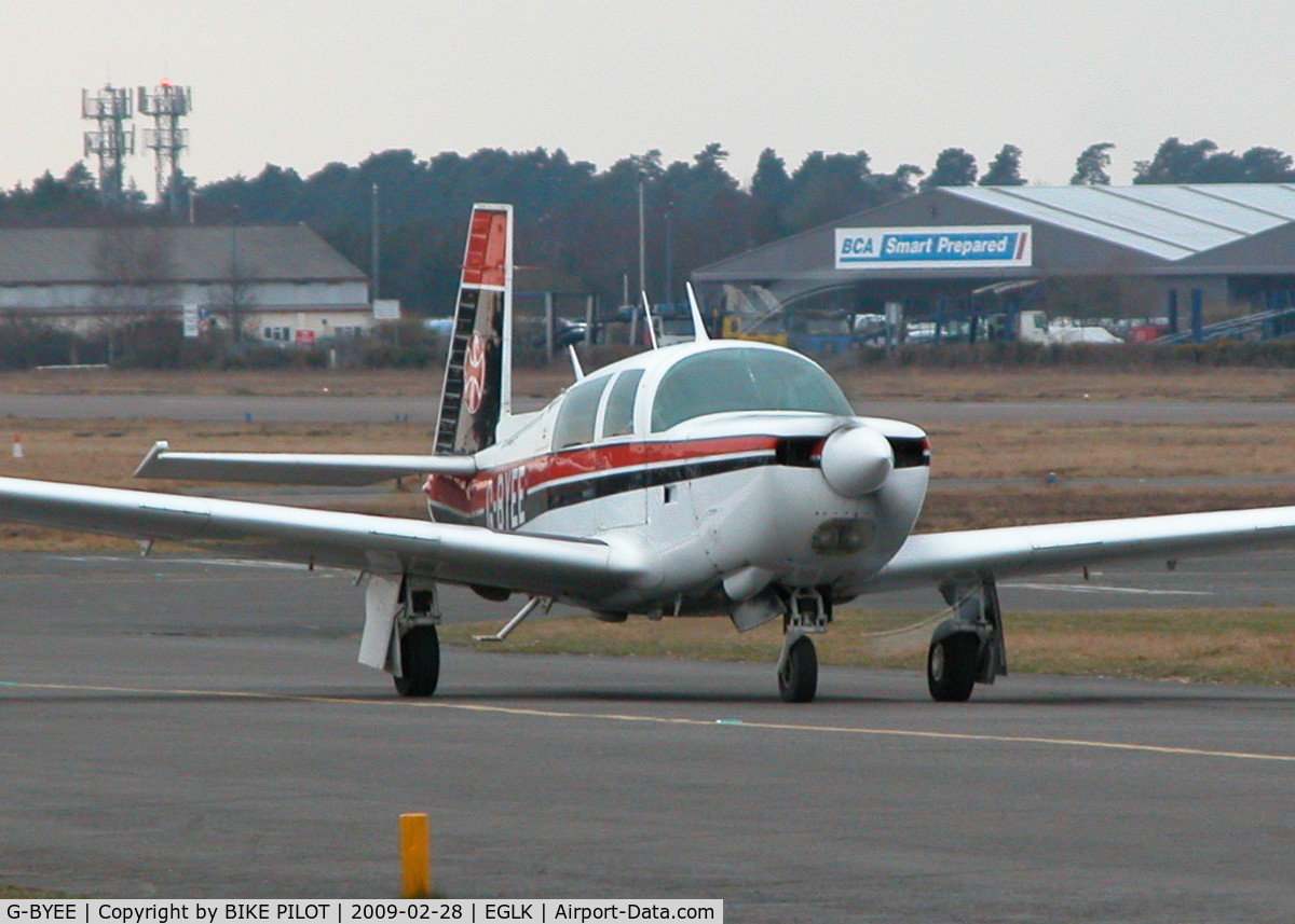 G-BYEE, 1980 Mooney M20K C/N 25-0282, TAXYING TOWARDS THE CAFE