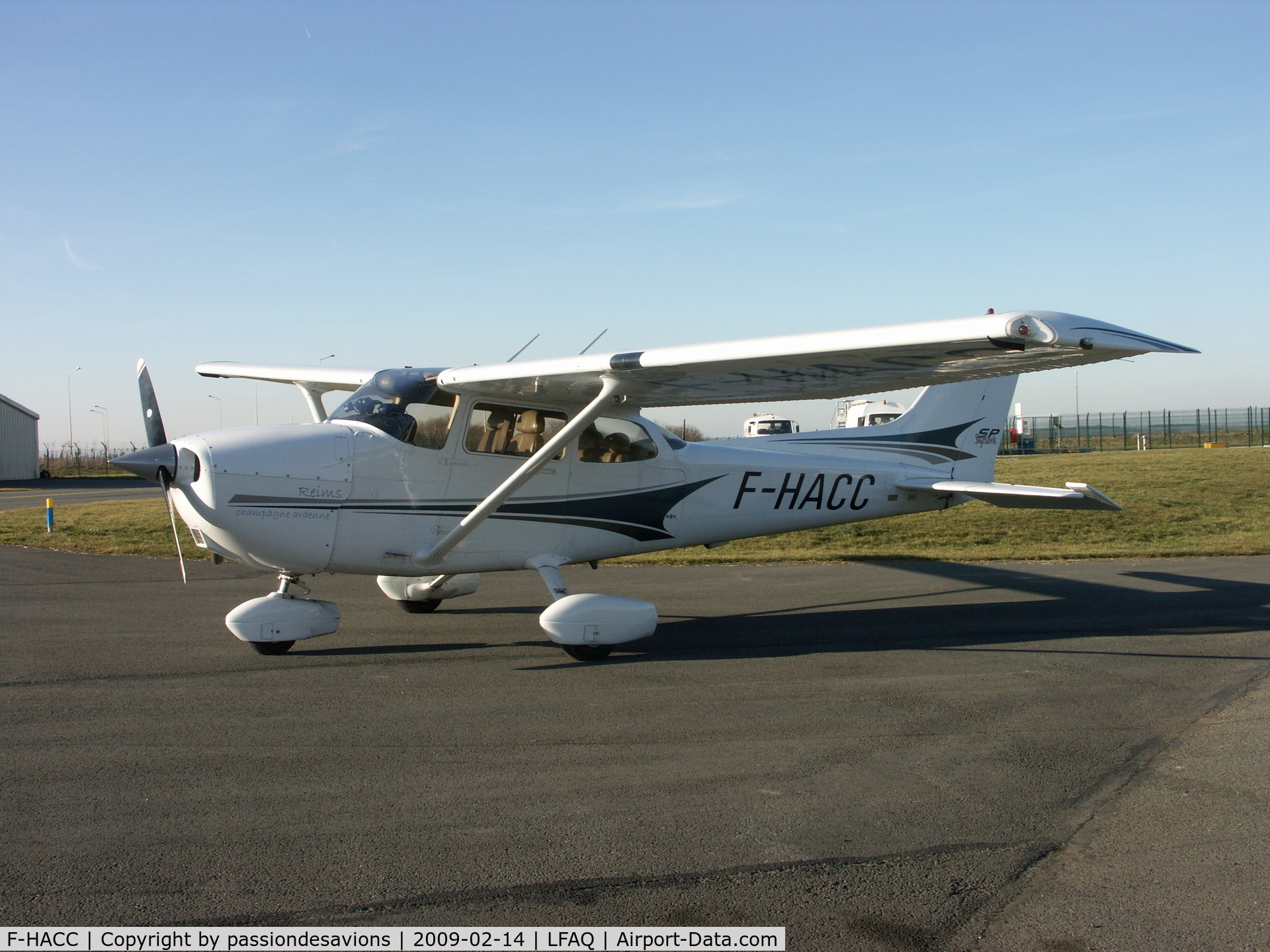 F-HACC, 2004 Cessna 172S C/N 172S-9753, au parking