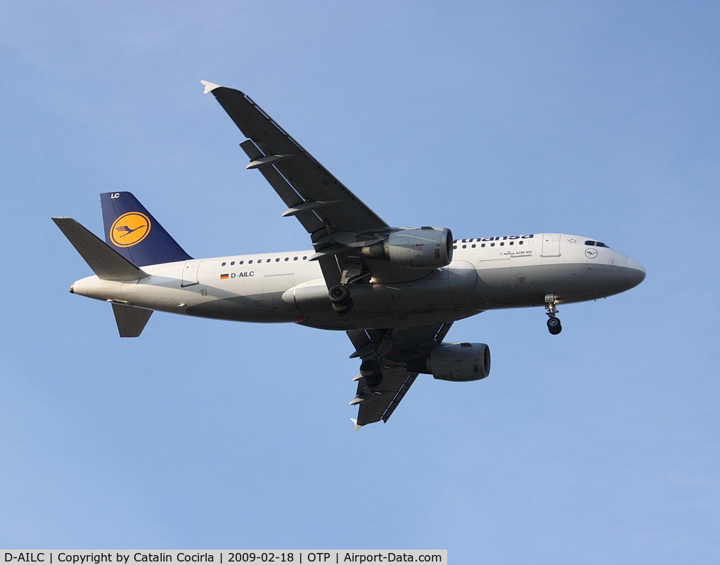 D-AILC, 1996 Airbus A319-114 C/N 616, On short final for runway 08R