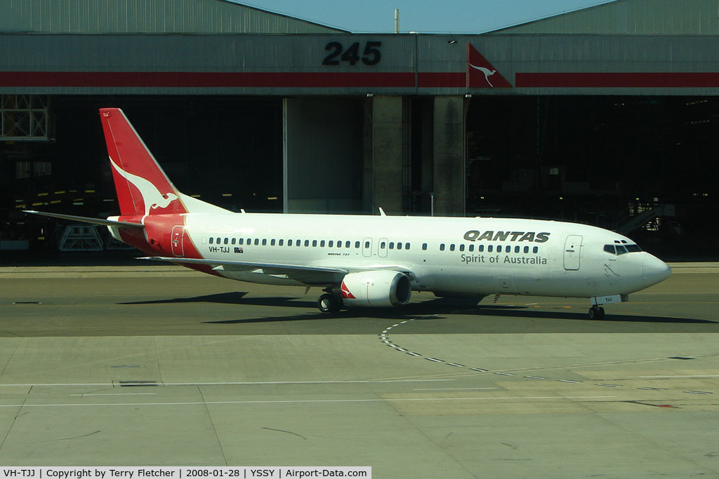 VH-TJJ, 1990 Boeing 737-476 C/N 24435, Qantas B737 taxies on to stand - my aircraft for a flight Sydney to Melbourne