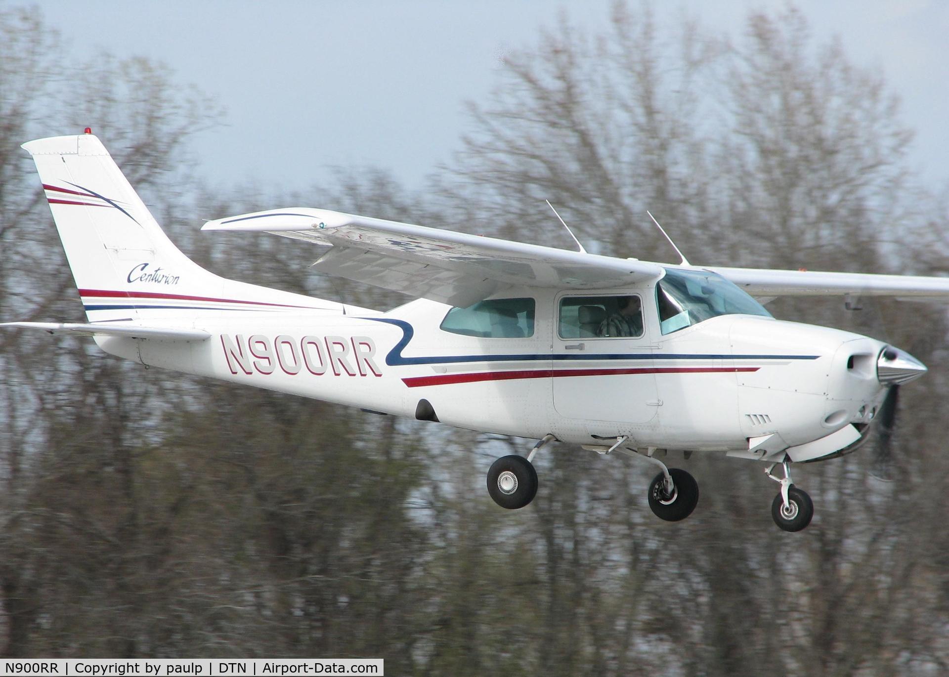 N900RR, 1982 Cessna 210N Centurion C/N 21064676, About to touch down on runway 14 at the Shreveport Downtown airport.