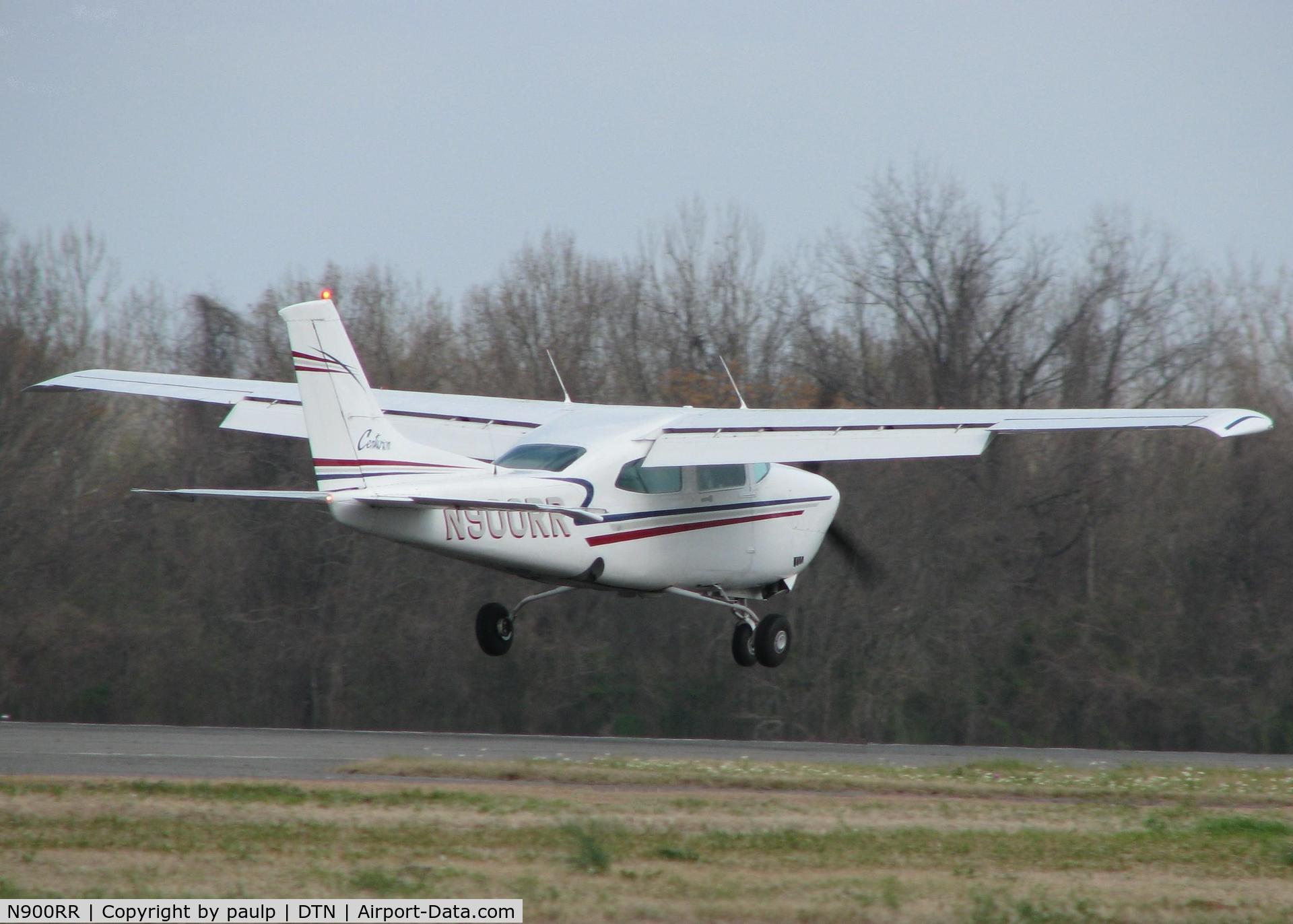 N900RR, 1982 Cessna 210N Centurion C/N 21064676, Touching down on runway 14 at the Shreveport Downtown airport.