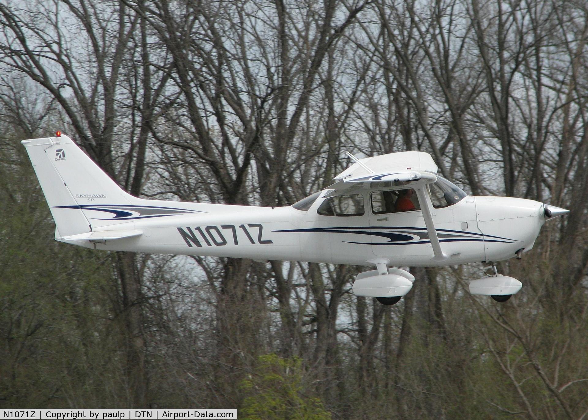 N1071Z, 2005 Cessna 172S Skyhawk SP C/N 172S9826, Landing on runway 14 at Downtown Shreveport.