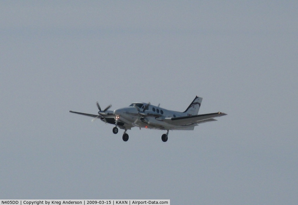 N405DD, Raytheon Aircraft Company C90A C/N LJ-1748, Right after rotation.