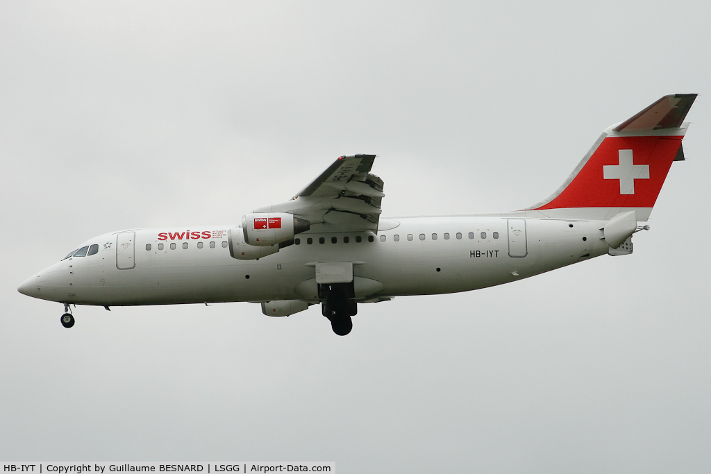 HB-IYT, 2000 British Aerospace Avro 146-RJ100 C/N E3380, Landing 05