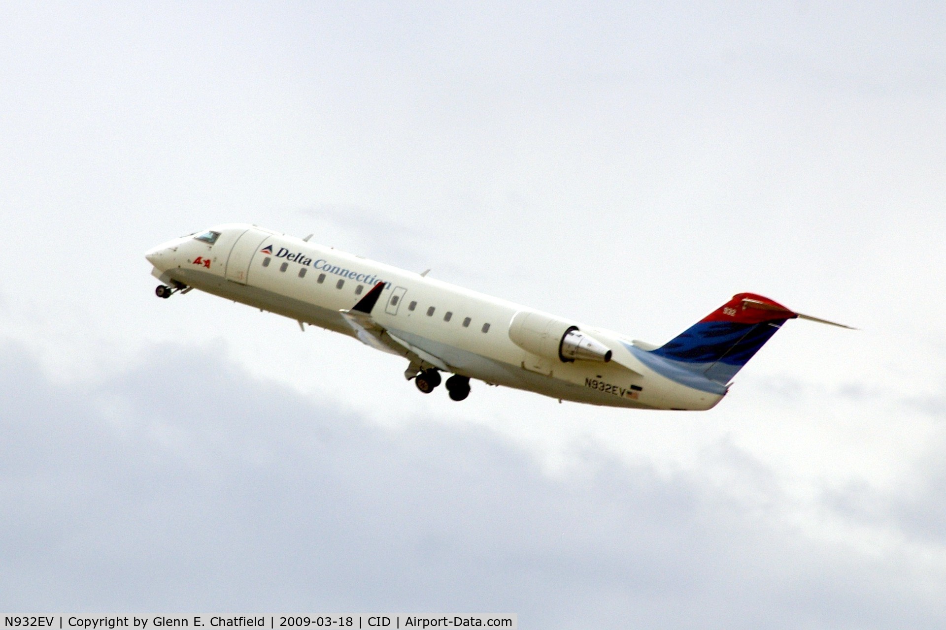 N932EV, 2005 Bombardier CRJ-200ER (CL-600-2B19) C/N 8016, Departing Runway 9.