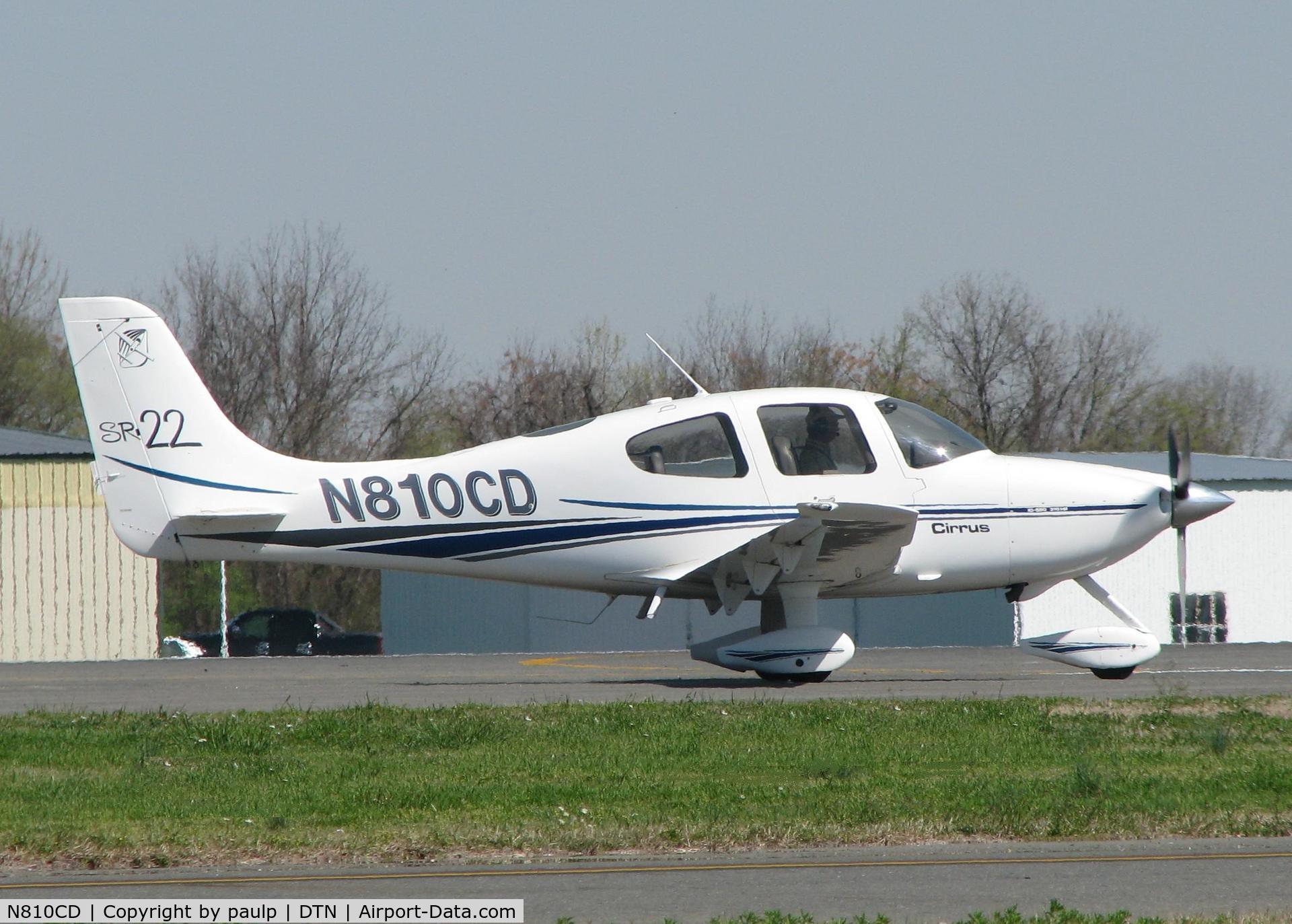 N810CD, 2001 Cirrus SR22 C/N 0118, Taxiing across runway 14 at the Shreveport Downtown airport.