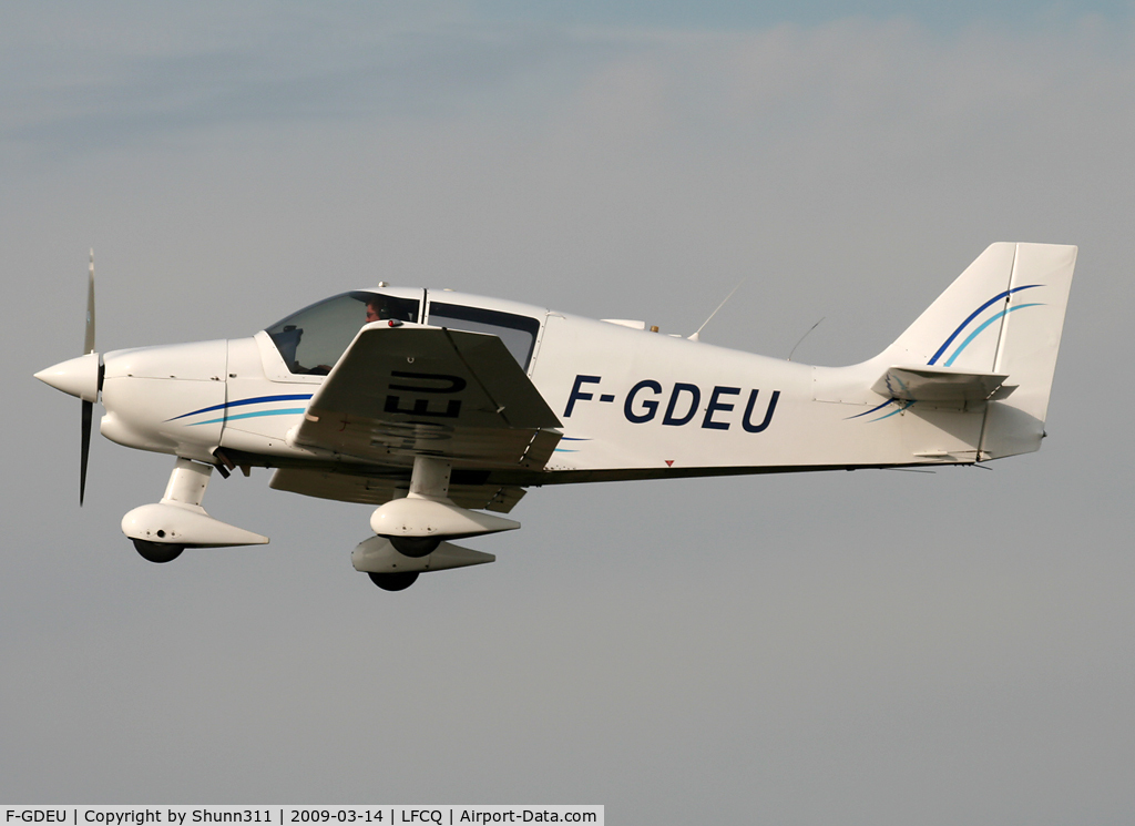 F-GDEU, Robin DR-400-120 C/N 1567, Taking off rwy 28