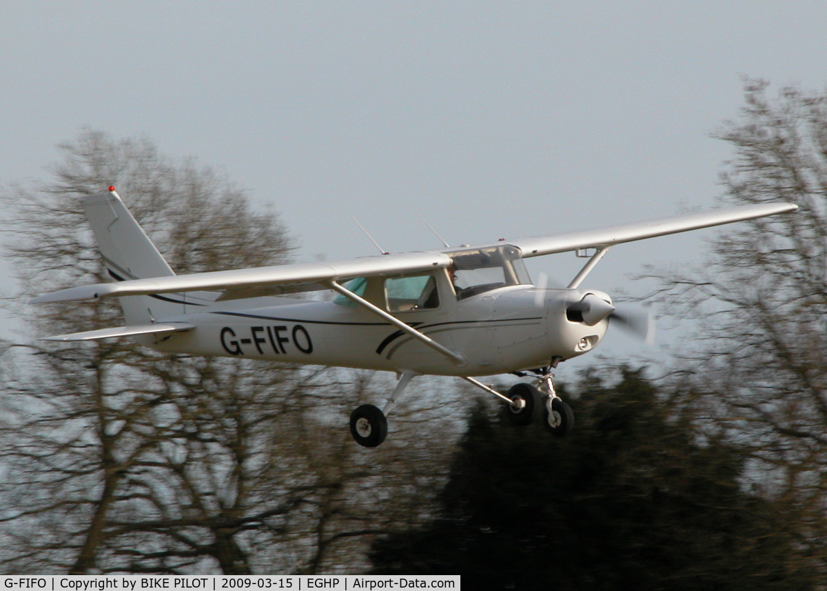 G-FIFO, 1981 Cessna 152 C/N 152-85177, FINALS FOR RWY 26