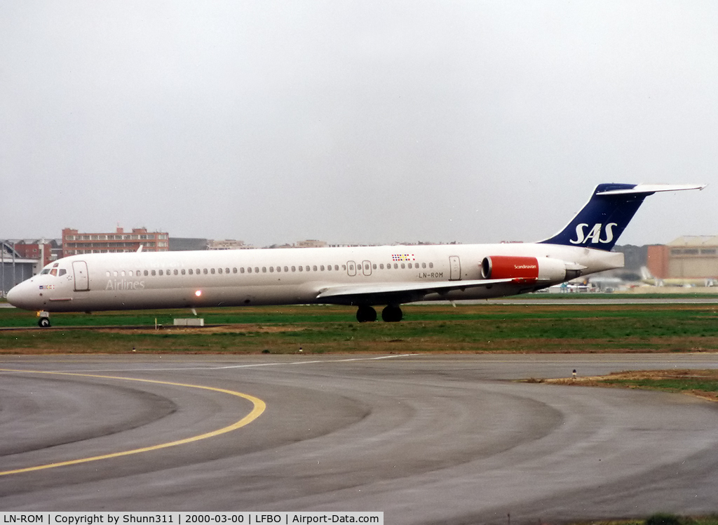 LN-ROM, 1991 McDonnell Douglas MD-81 (DC-9-81) C/N 53008, Taxiing holding point rwy 33R