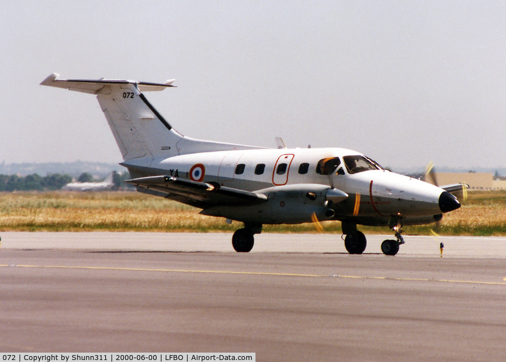 072, Embraer EMB-121AA Xingu C/N 121072, Taxiing holding point rwy 15L