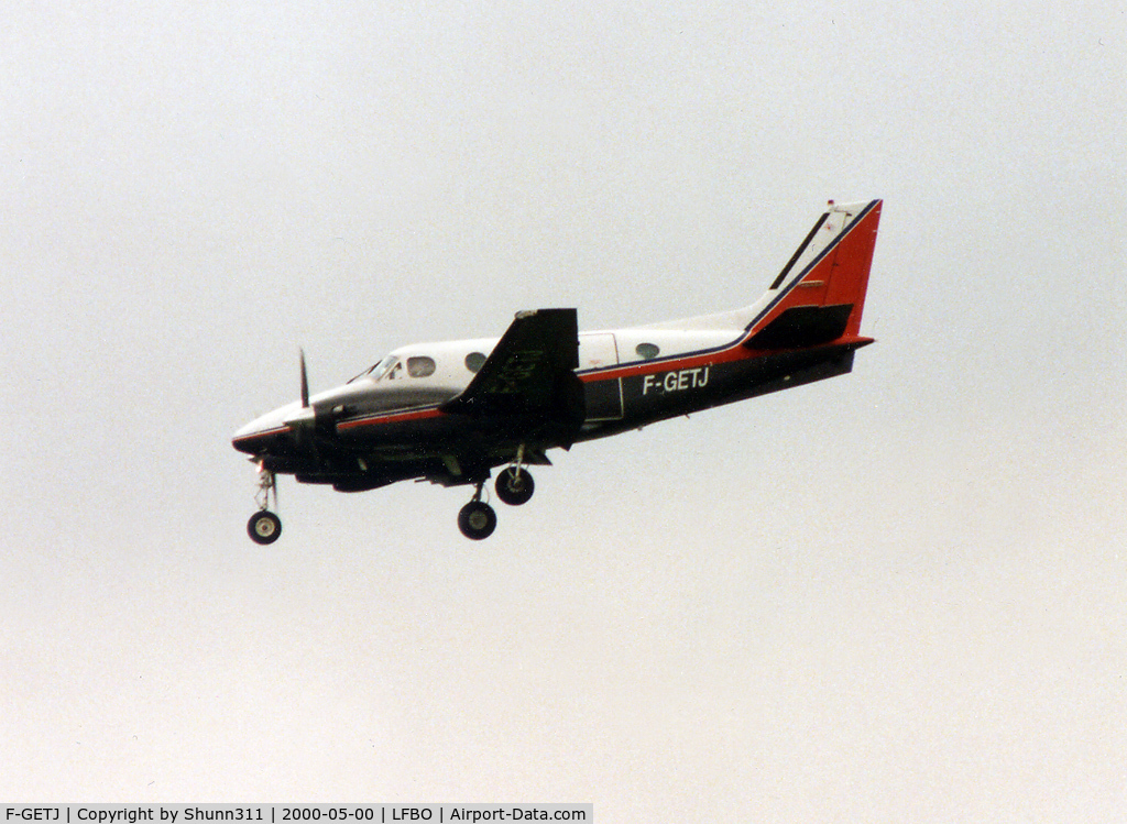F-GETJ, 1978 Beech E90 King Air C/N LW-296, Landing rwy 33R