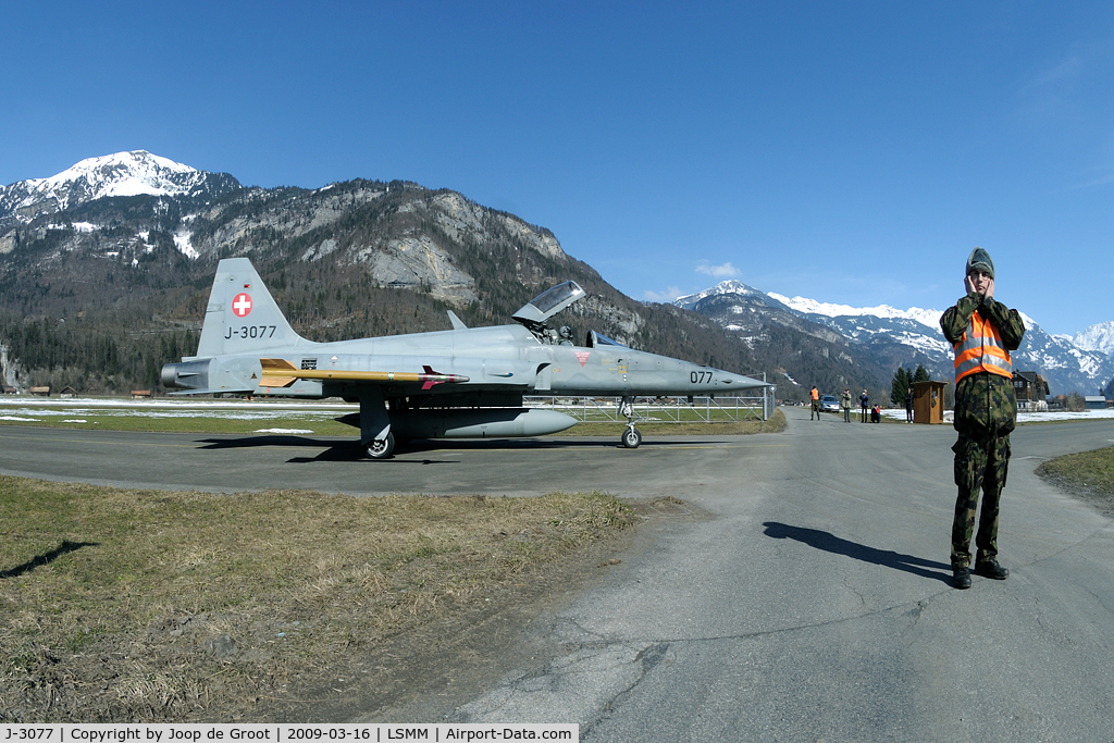 J-3077, Northrop F-5E Tiger II C/N L.1077, Just one soldier between the aircraft and the public road.