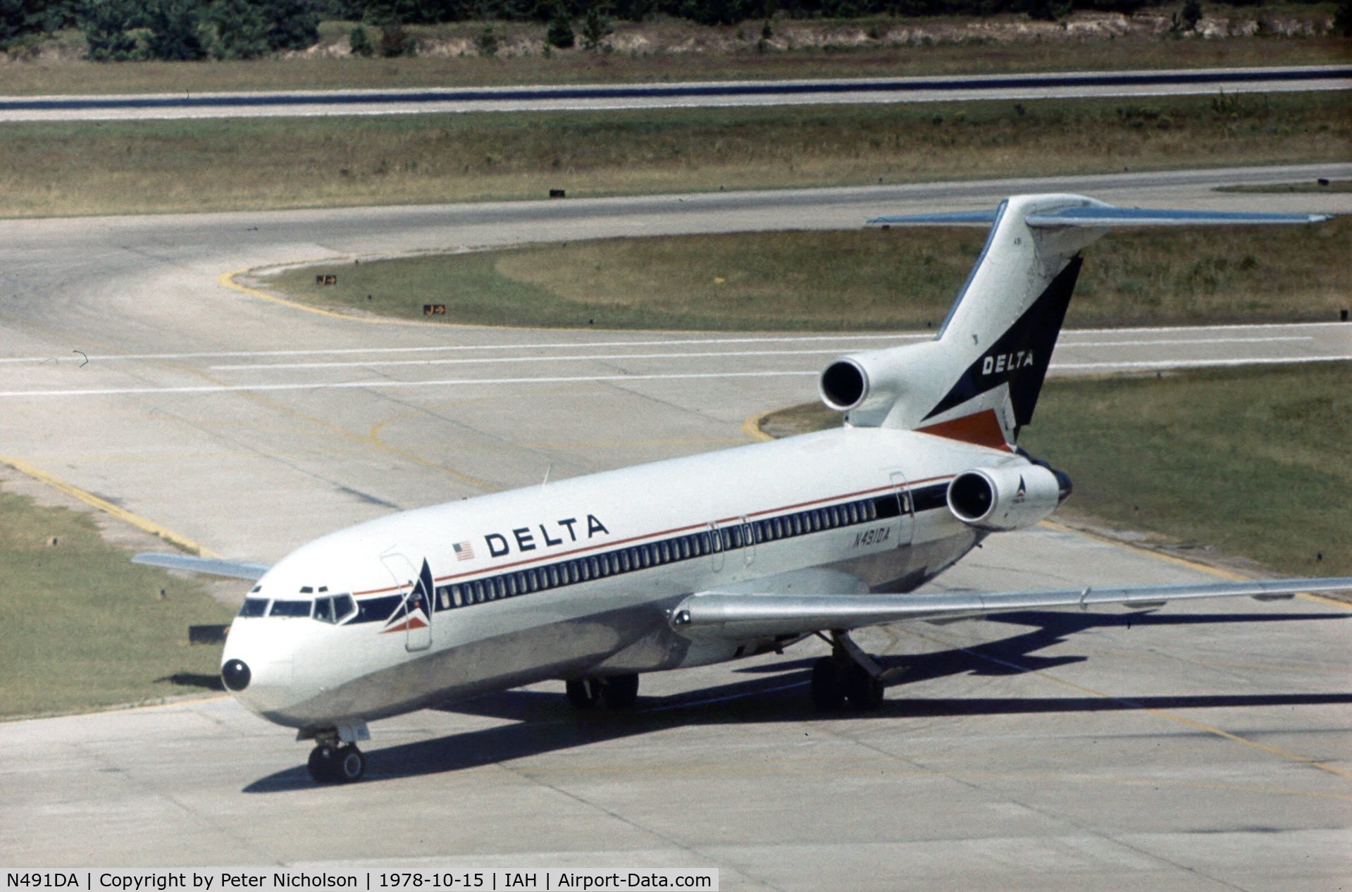 N491DA, 1975 Boeing 727-232 C/N 21060, Delta Airlines flight arriving at Houston International.