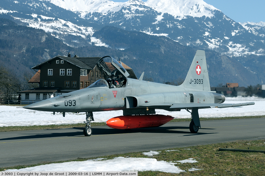 J-3093, Northrop F-5E Tiger II C/N L.1093, The snow was already melting, but fortunately there was still enought for these winterly pctures.