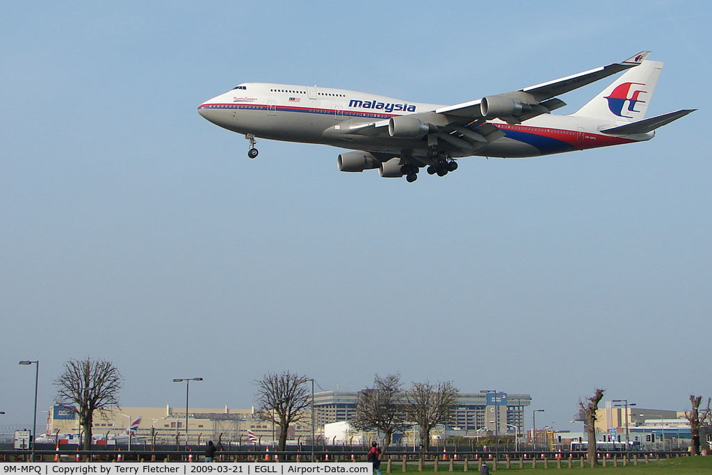 9M-MPQ, 2002 Boeing 747-4H6 C/N 29901, Malaysian B747 on short finals at Heathrow