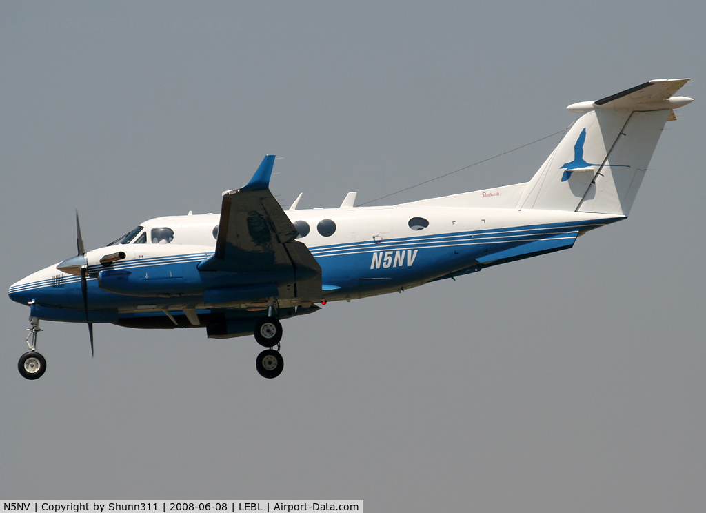 N5NV, 1984 Beech B200 King Air C/N BB-1202, Landing rwy 07R