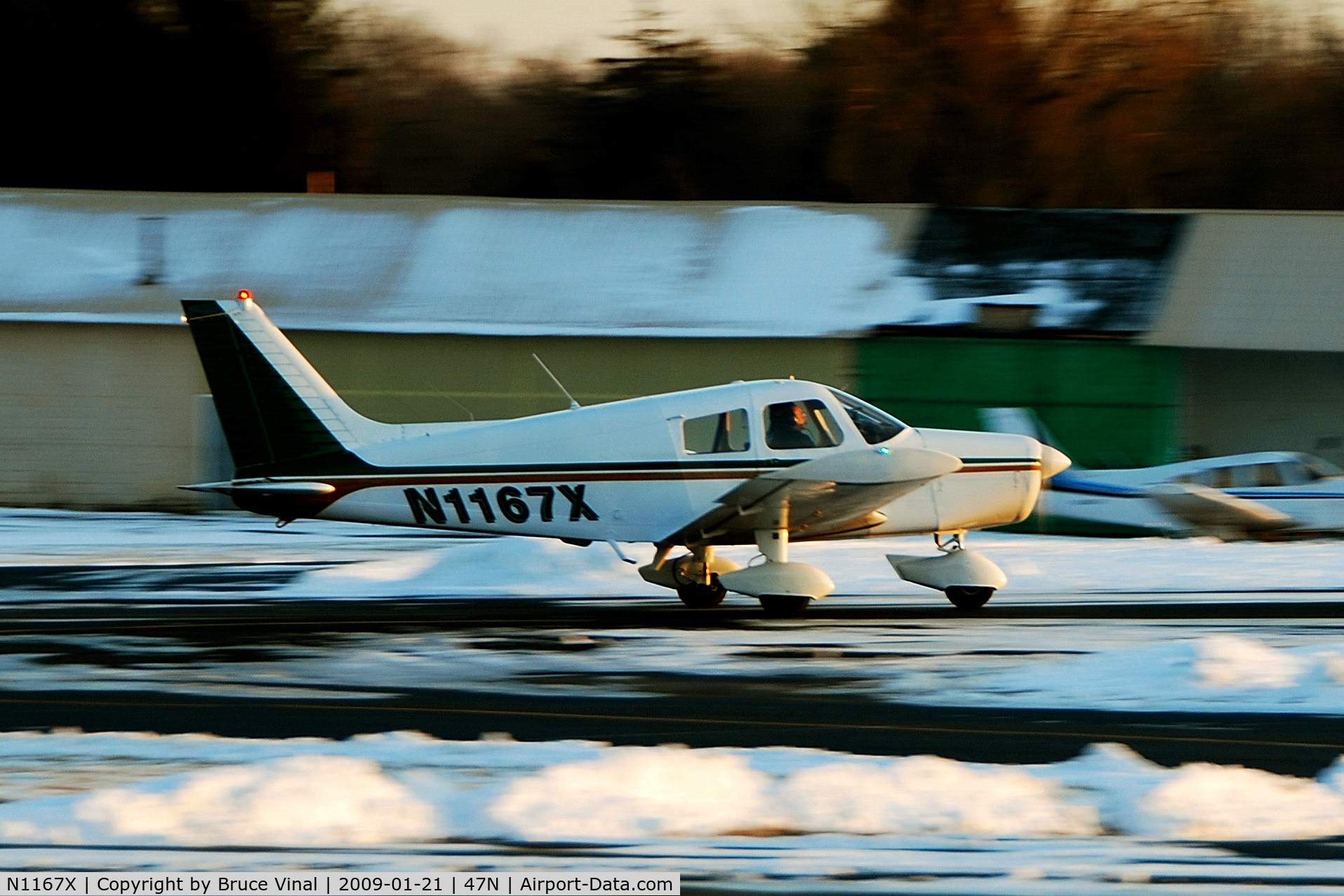 N1167X, 1975 Piper PA-28-140 C/N 28-7525295, A sunset landing at Central Jersey