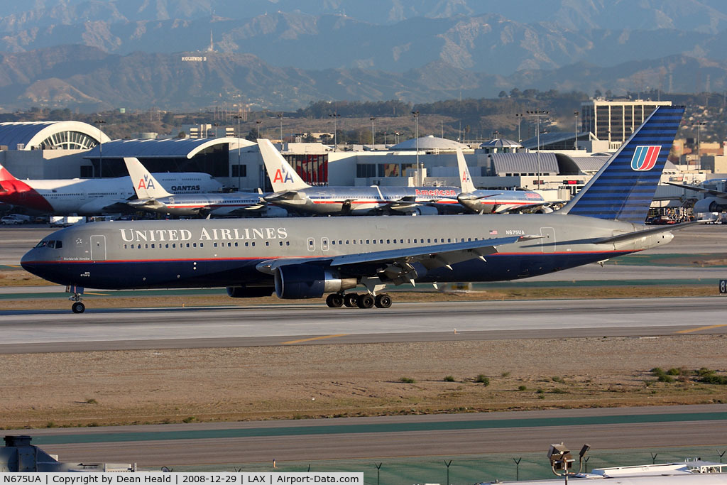 N675UA, 2000 Boeing 767-322 C/N 29243, United Airlines N675UA (FLT UAL84) exitting RWY 25L after arrival from Honolulu Int'l (PHNL).