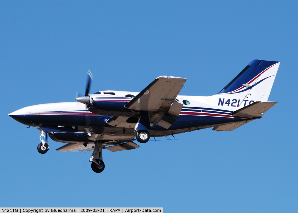 N421TG, Cessna 421C Golden Eagle C/N 421C0839, On final approach to 17L.