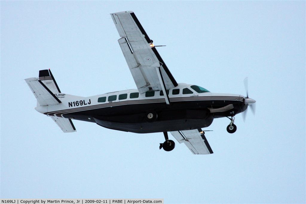 N169LJ, 1997 Cessna 208B Grand Caravan C/N 208B0599, Landing 18 Bethel