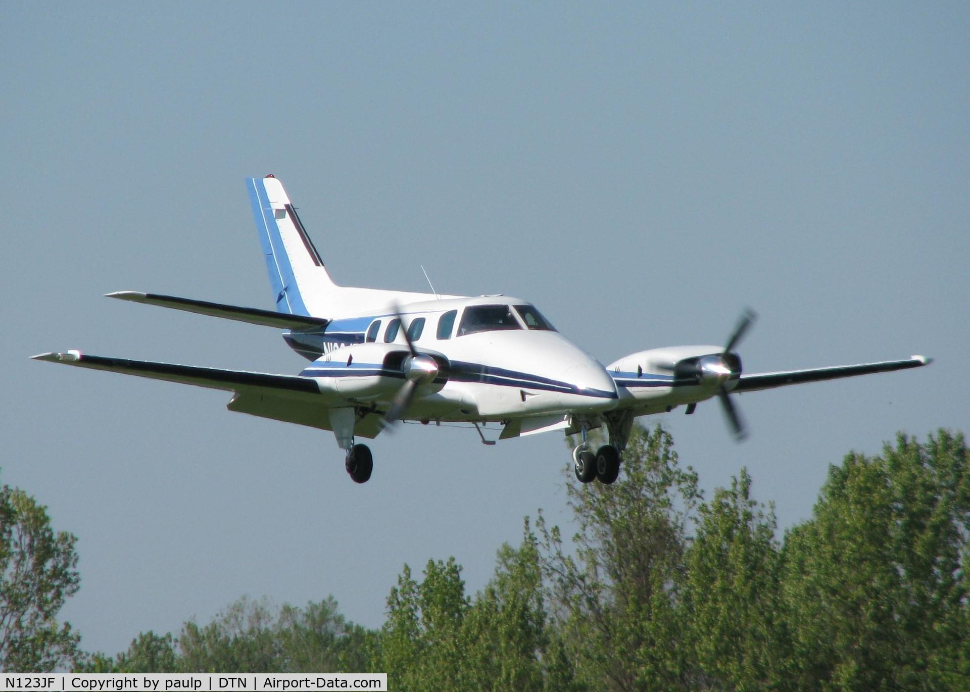 N123JF, 1974 Beech B-60 Duke C/N P-284, Landing on runway 14 at the Shreveport Downtown airport.