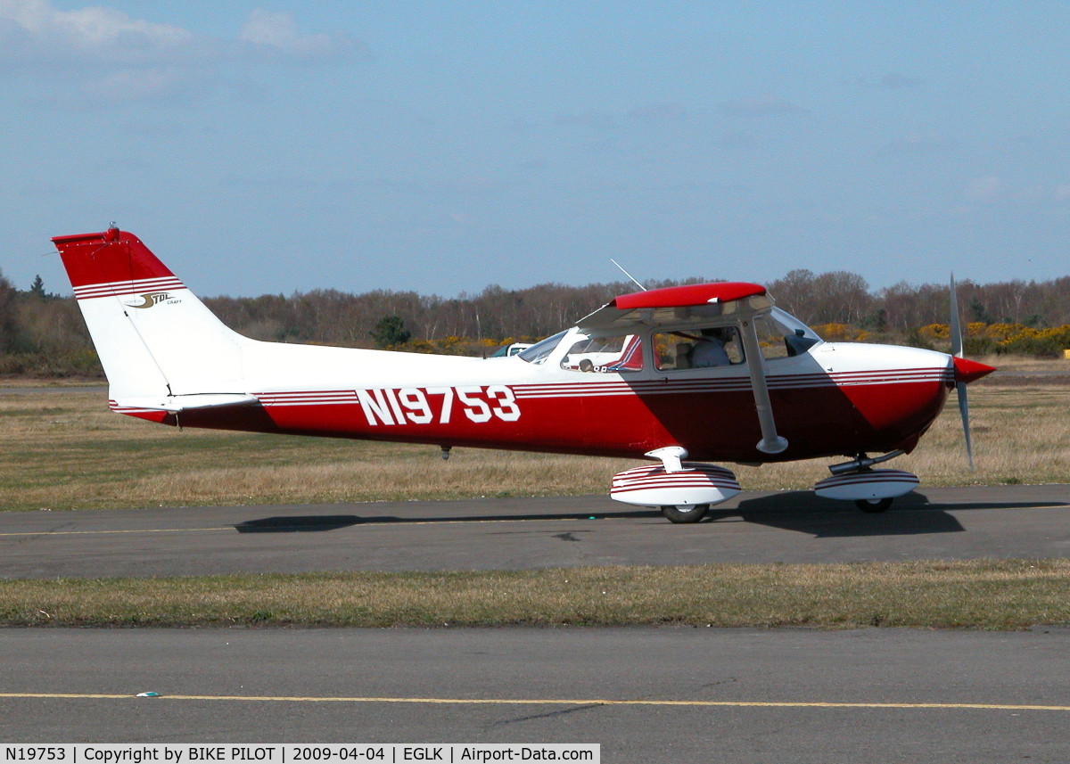 N19753, 1972 Cessna 172L C/N 17260723, TAXYING PAST THE CAFE