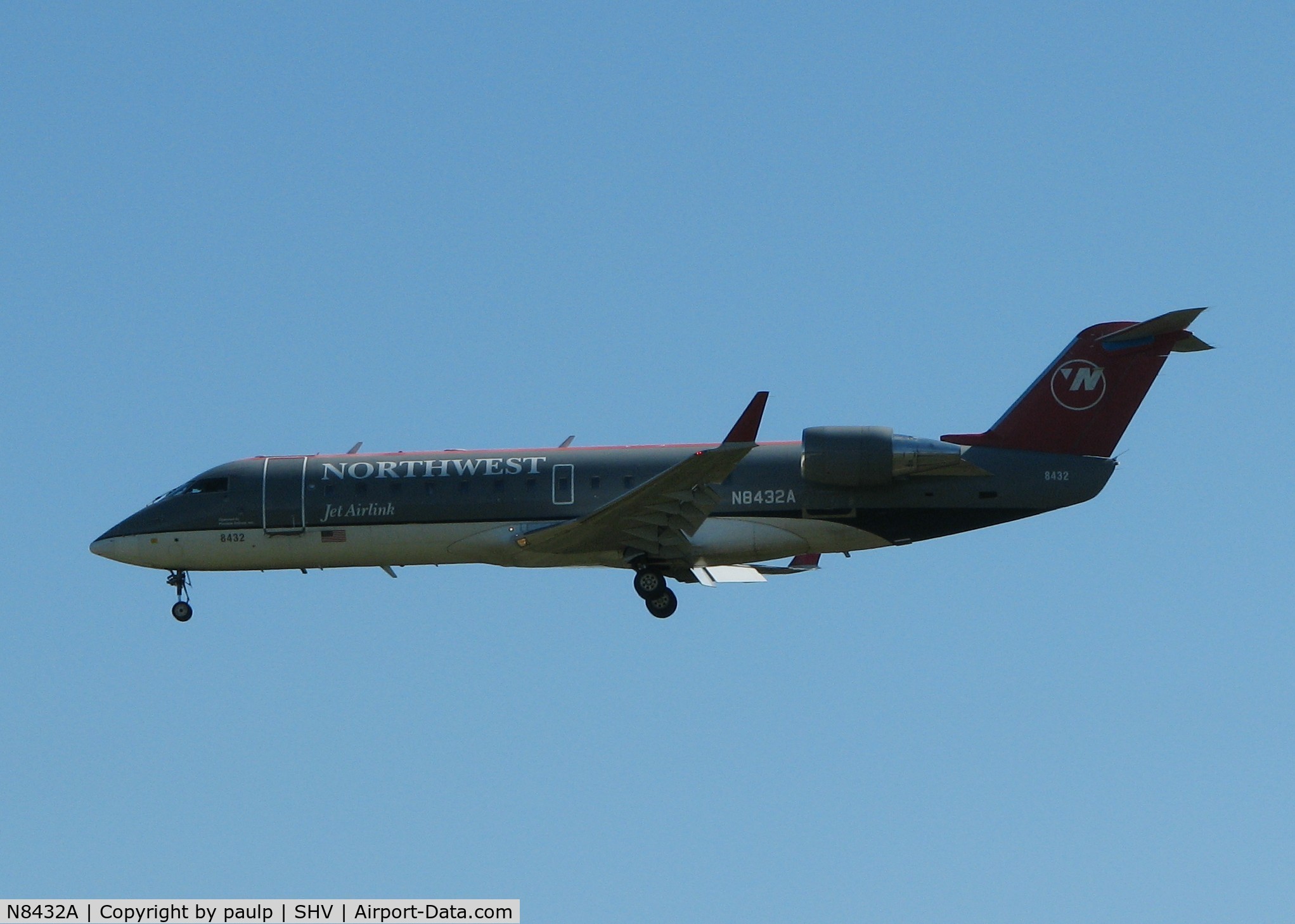 N8432A, 2000 Canadair CRJ-200LR (CL-600-2B19) C/N 7432, Landing on 32 at the Shreveport Regional airport.