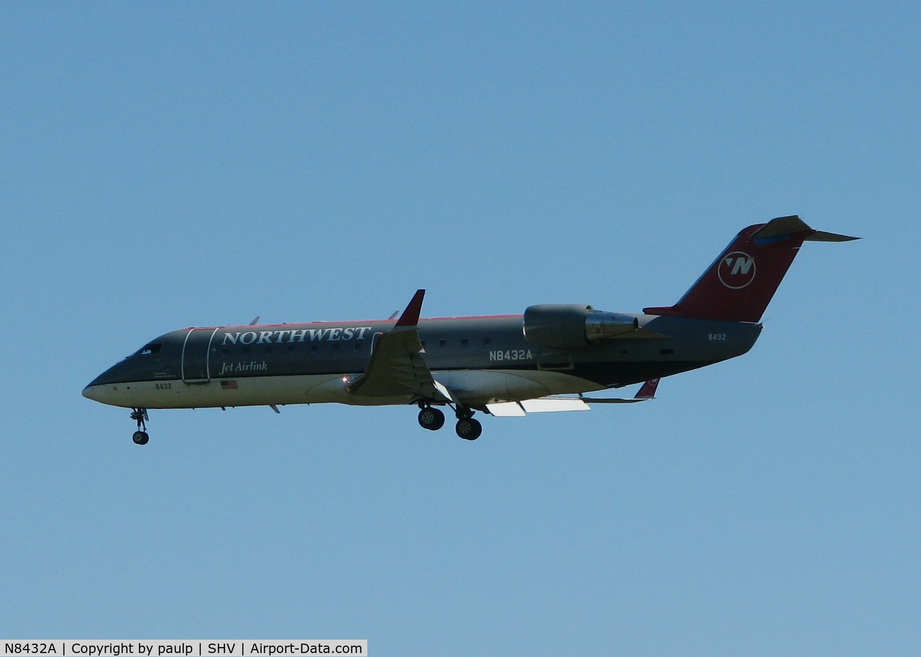 N8432A, 2000 Canadair CRJ-200LR (CL-600-2B19) C/N 7432, Landing on runway 32 at the Shreveport Regional airport.