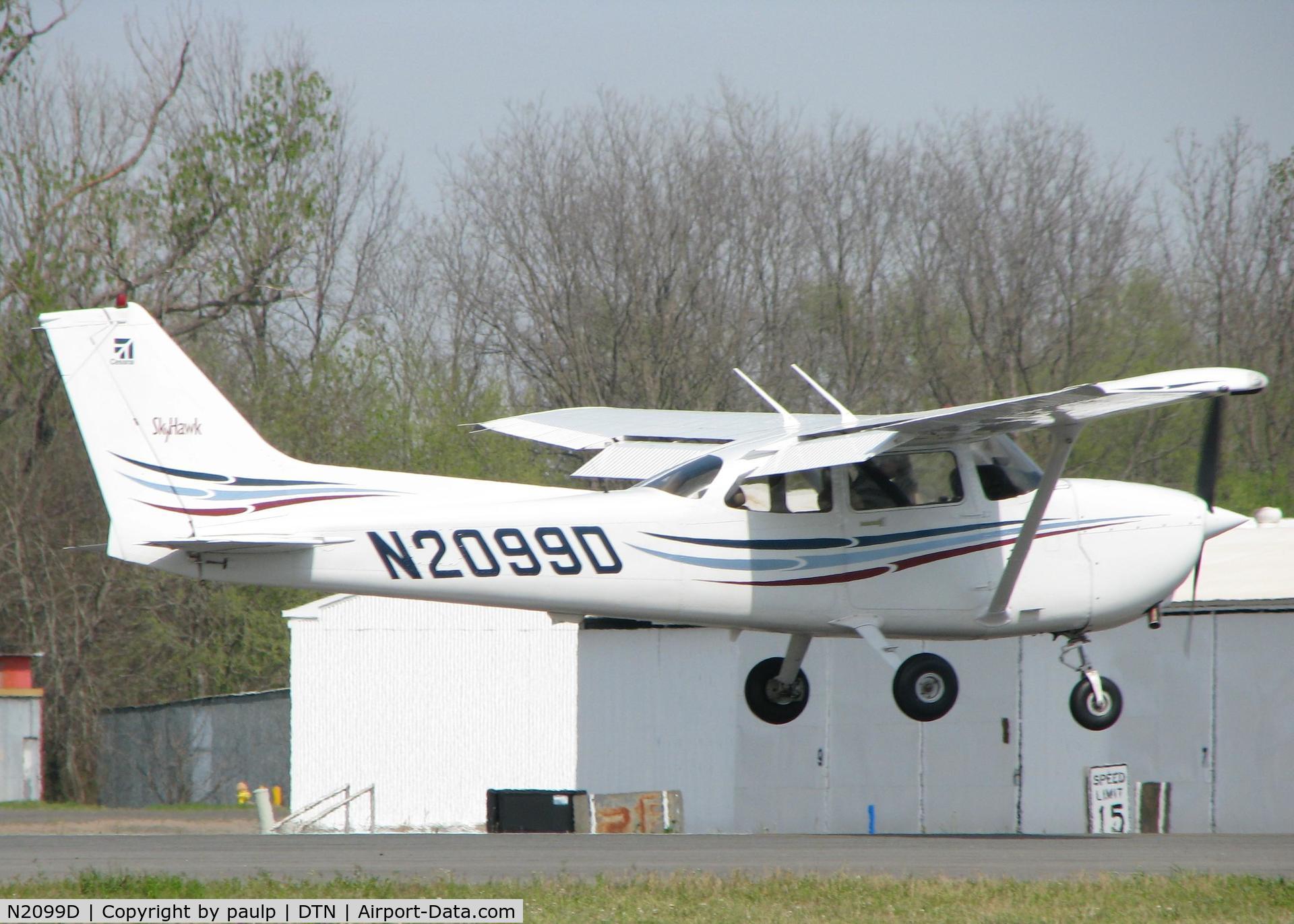 N2099D, 2004 Cessna 172R C/N 17281204, About to touch down at the Shreveport Downtown airport.