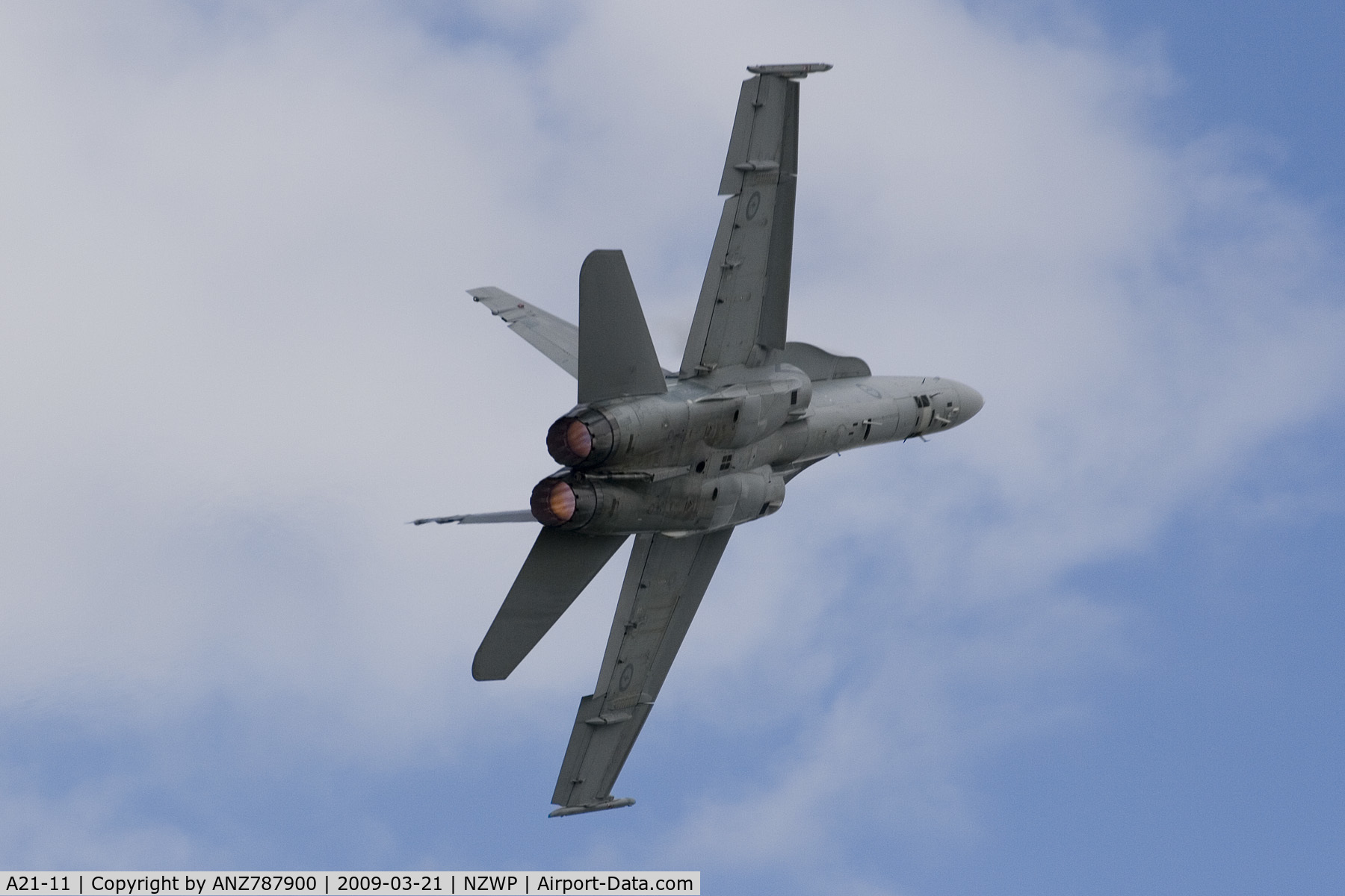 A21-11, 1986 McDonnell Douglas F/A-18A Hornet C/N 0334/AF011, The RAAF F/A 18 showing off over Whenuapai