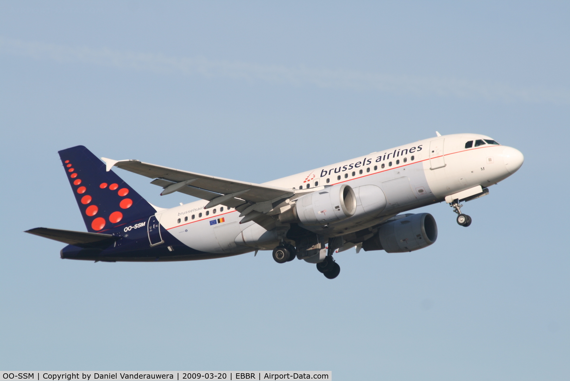 OO-SSM, 2000 Airbus A319-112 C/N 1388, taking off from rwy 07R