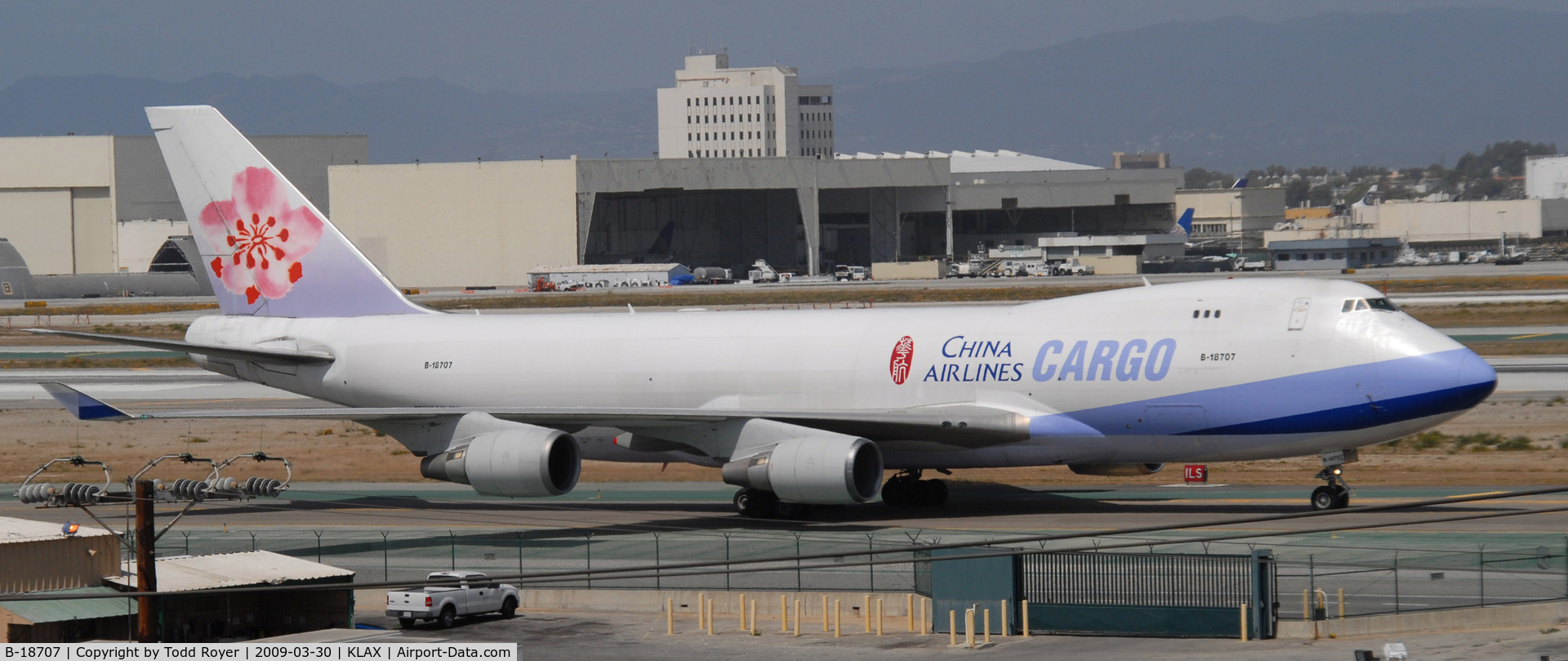 B-18707, 2001 Boeing 747-409F/SCD C/N 30764, Taxi to gate