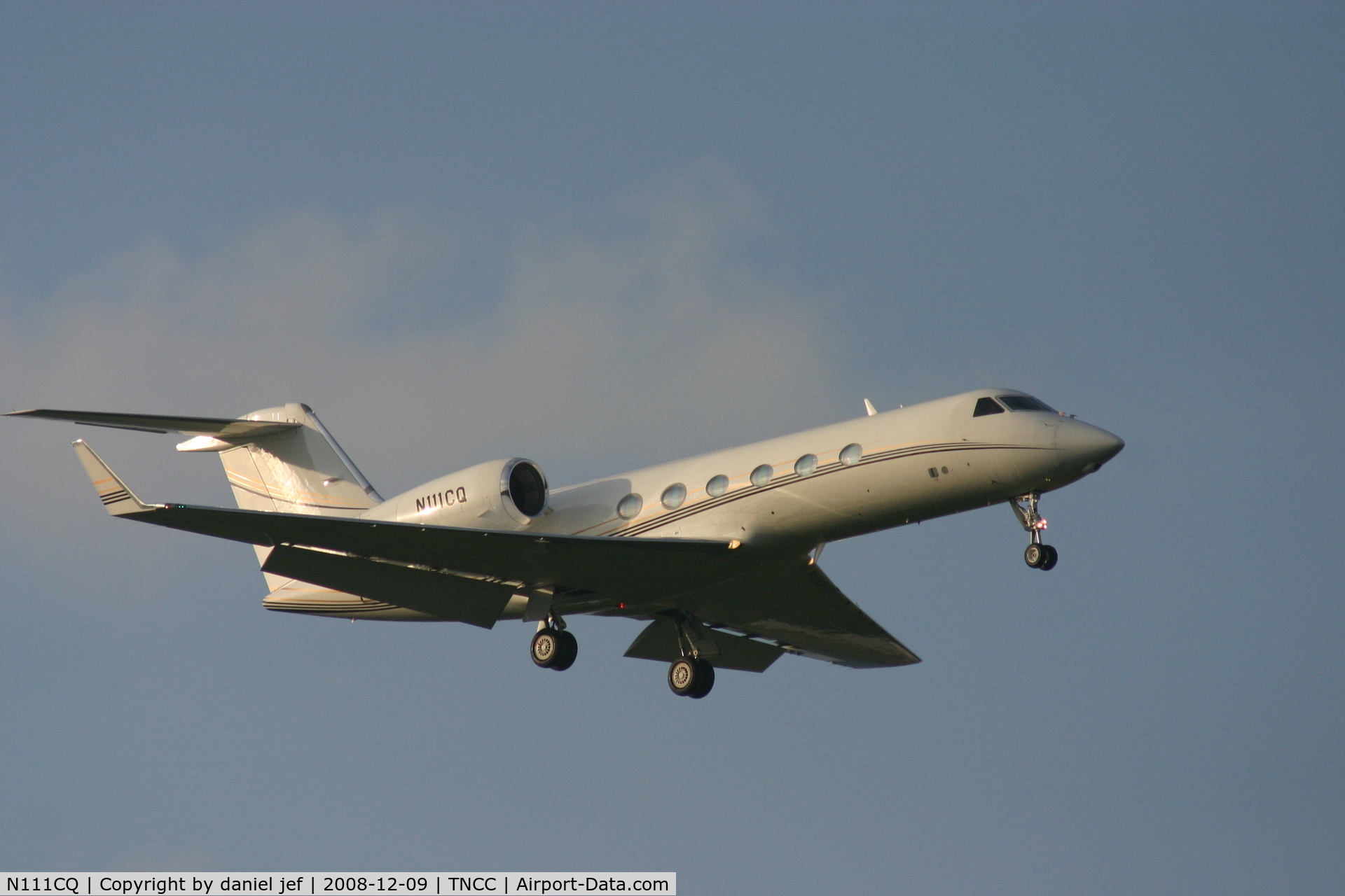 N111CQ, 2004 Gulfstream Aerospace GIV-X (G450) C/N 4006, on final