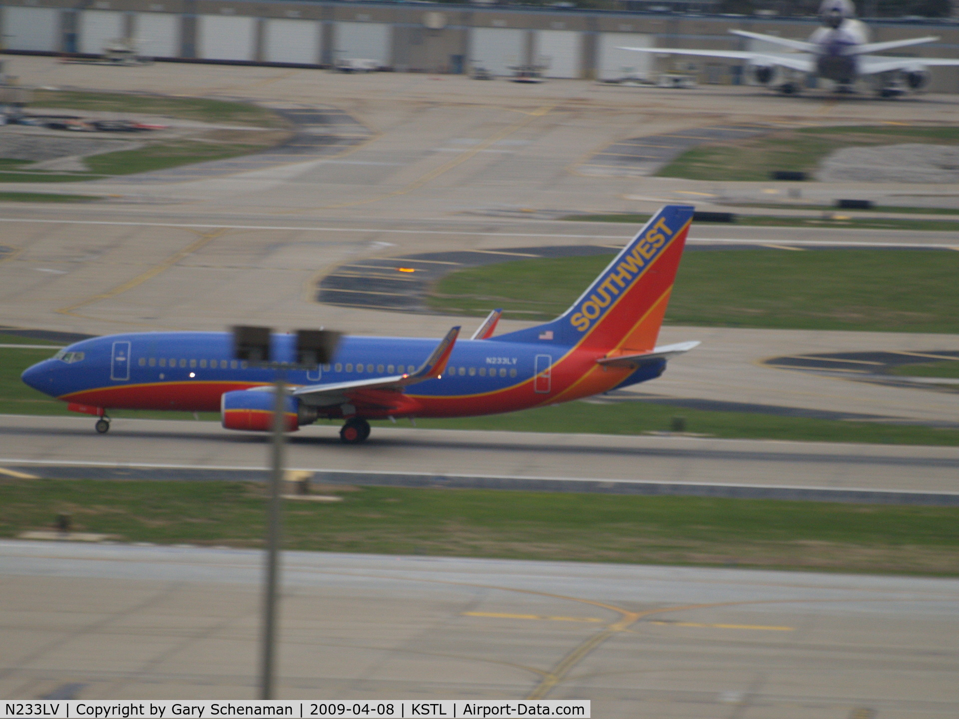 N233LV, 2006 Boeing 737-7H4 C/N 32501, TAKING OFF AT ST. LOUIS