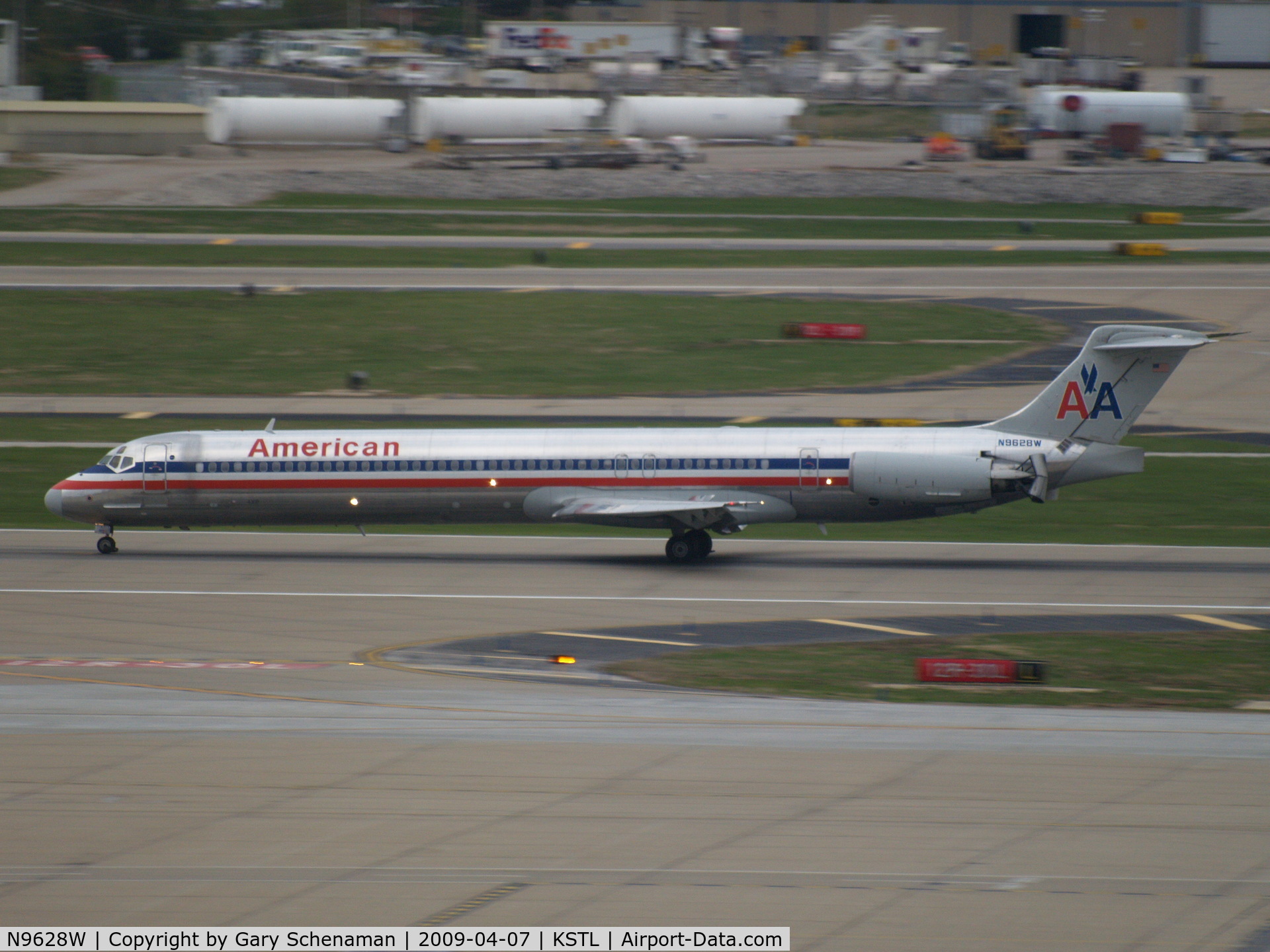 N9628W, 1998 McDonnell Douglas MD-83 (DC-9-83) C/N 53598, JUST LANDED