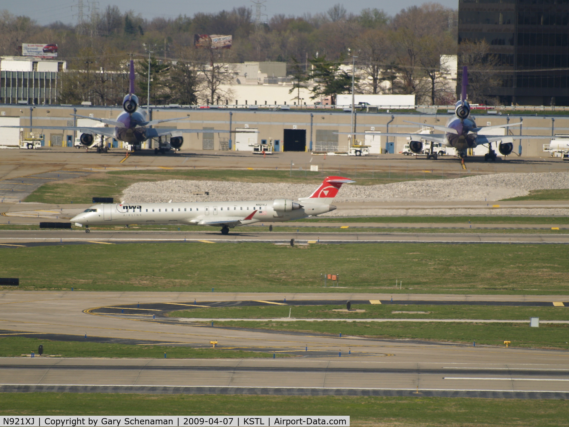N921XJ, 2008 Bombardier CRJ-900ER (CL-600-2D24) C/N 15172, JUST LANDED