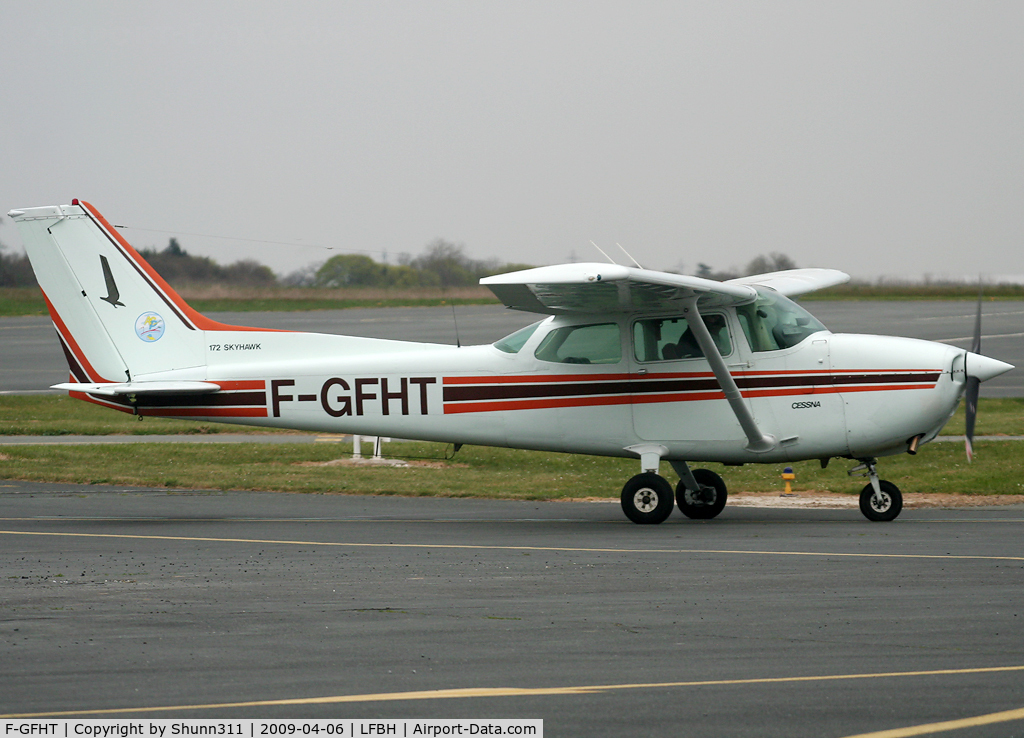 F-GFHT, Reims F172N Skyhawk C/N 172-71679, Taxiing for refuelling